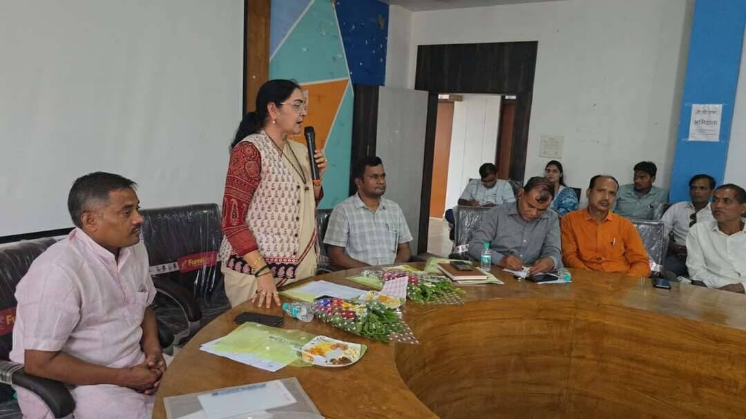 #बालाघाट
आध्यात्मिकता और राष्ट्रवाद के प्रतीक थे महर्षि अरविंद : सांसद भारती पारधी
मध्यप्रदेश जन अभियान परिषद जिला बालाघाट के तत्वावधान में महर्षि अरविंद घोष की 154वीं जयंती के अवसर पर मंगलवार को स्थानीय कलेक्ट्रेट सभाकक्ष में जिला स्तरीय व्याख्यानमाला का आयोजन किया गया। कार्यक्रम की मुख्य अतिथि बालाघाट-सिवनी सांसद श्रीमती भारती पारधी रहीं। कार्यक्रम में आदिम जाति कल्याण विभाग की उपायुक्त श्रीमती शकुंतला डामोर एवं मुख्य वक्ता वरिष्ठ सामाजिक कार्यकर्ता श्री नरेंद्र भैरम उपस्थित रहे।
कार्यक्रम का शुभारंभ अतिथियों द्वारा मां सरस्वती एवं महर्षि अरविंद के छायाचित्र पर माल्यार्पण एवं दीप प्रज्ज्वलन कर किया गया। जिला समन्वयक मध्यप्रदेश जन अभियान परिषद श्री महेश पटले ने कार्यक्रम की रूपरेखा प्रस्तुत करते हुए महर्षि अरविंद के जीवन एवं व्यक्तित्व पर संक्षिप्त प्रकाश डाला।
महर्षि अरविंद ने युवाओं में जगाया राष्ट्रप्रेम और स्वाभिमान
मुख्य अतिथि सांसद श्रीमती भारती पारधी ने कहा कि महर्षि अरविंद घोष महान आध्यात्मिक विभूति, राष्ट्रवादी, दार्शनिक, योगी एवं चिंतक थे। उनकी जयंती केवल उनके व्यक्तित्व को स्मरण करने का अवसर नहीं, बल्कि उनके विचारों को अपने जीवन में उतारने का संकल्प लेने का दिन भी है। उन्होंने कहा कि महर्षि अरविंद भारत को केवल भूमि का टुकड़ा नहीं, बल्कि एक जीवंत राष्ट्रशक्ति और मातृभूमि मानते थे। उन्होंने स्वतंत्रता संग्राम में सक्रिय भूमिका निभाते हुए युवाओं में राष्ट्रभक्ति एवं स्वाभिमान की भावना जागृत की। उनका जीवन यह संदेश देता है कि राष्ट्र निर्माण केवल सरकारों की जिम्मेदारी नहीं, बल्कि प्रत्येक नागरिक का दायित्व है।
सांसद श्रीमती पारधी ने कहा कि जब देश का युवा अपने भीतर आत्मविश्वास, अनुशासन, चरित्र और राष्ट्रप्रेम विकसित करता है, तभी सशक्त राष्ट्र का निर्माण होता है। उन्होंने मध्यप्रदेश जन अभियान परिषद के कार्यों की सराहना करते हुए कहा कि परिषद अपने नेटवर्क के माध्यम से देश के अनेक भूले-बिसरे महापुरुषों के जीवन और विचारों को ग्राम स्तर तक पहुंचाने का सराहनीय कार्य कर रही है। उन्होंने उपस्थित प्रतिभागियों से अपील की कि वे अपने घरों में बच्चों को देश के महापुरुषों की जीवनी पढ़ने के लिए प्रेरित करें और उन्हें उनके योगदान से परिचित कराएं, ताकि नई पीढ़ी अपने महान नायकों के विचारों एवं आदर्शों को समझ सके।
सर्वांग योग की अवधारणा से कराया अवगत
मुख्य वक्ता वरिष्ठ सामाजिक कार्यकर्ता श्री नरेंद्र भैरम ने महर्षि अरविंद के संपूर्ण व्यक्तित्व एवं कृतित्व पर विस्तार से जानकारी दी। उन्होंने उनके जीवन के विभिन्न पहलुओं की जानकारी देते हुए कहा कि महर्षि अरविंद की महत्वपूर्ण देन उनकी ‘सर्वांग योग’ की अवधारणा है। उन्होंने बताया कि महर्षि अरविंद का मानना था कि मनुष्य का विकास केवल भौतिक स्तर पर नहीं, बल्कि मानसिक, बौद्धिक, नैतिक एवं आध्यात्मिक स्तर पर भी होना चाहिए। प्रत्येक व्यक्ति के भीतर असीम संभावनाएं होती हैं और निरंतर साधना के माध्यम से मनुष्य अपने जीवन को उच्च उद्देश्य से जोड़ सकता है।
प्रतिभागियों ने लिया नशामुक्ति का संकल्प
कार्यक्रम के दौरान सांसद श्रीमती भारती पारधी ने उपस्थित सभी प्रतिभागियों को नशामुक्ति की शपथ दिलाई। प्रतिभागियों ने नशे से दूर रहने तथा समाज में नशामुक्ति के प्रति जागरूकता बढ़ाने का संकल्प लिया। अंत में जिला समन्वयक मध्यप्रदेश जन अभियान परिषद श्री महेश पटले ने अतिथियों एवं कार्यक्रम में उपस्थित सभी प्रतिभागियों के प्रति आभार व्यक्त किया।
कार्यक्रम में जिले के विभिन्न विकासखंडों से विकासखंड समन्वयक, परिषद के नेटवर्क से जुड़ी नवांकुर संस्थाओं के प्रतिनिधि, स्वैच्छिक संस्थाओं के पदाधिकारी, प्रस्फुटन समितियों के प्रतिभागी, सीएमसीएलडीपी परामर्शदाता, विद्यार्थी एवं सीएम इंटर्न सहित बड़ी संख्या में प्रतिभागी उपस्थित रहे।
#CMMadhyaPradesh #JansamparkMP #bhartipardhimp