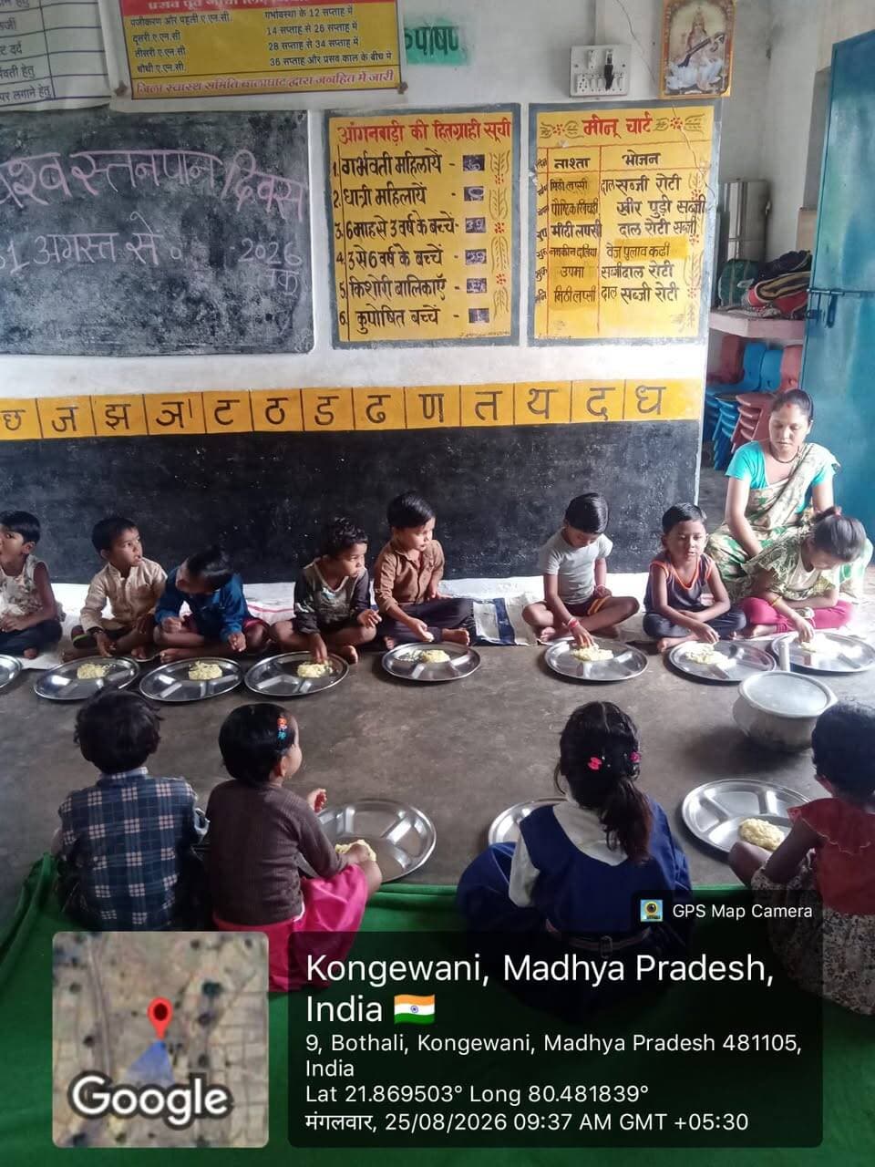 #बालाघाट
प्रभावित क्षेत्रों में बच्चों को घर-घर पौष्टिक खिचड़ी एवं भोजन का वितरण
प्रभावित ग्रामों की स्थिति में तेजी से हो रहा है सुधार
बैहर एवं बिरसा विकासखंड के बीमारी से प्रभावित एवं चिन्हित ग्रामों में बच्चों के स्वास्थ्य सुधार के लिए महिला एवं बाल विकास विभाग द्वारा लगातार प्रयास किए जा रहे हैं। इसी क्रम में मंगलवार 25 अगस्त को आंगनवाड़ी कार्यकर्ताओं द्वारा कोंगेवानी, घुम्मर, सुंदरवाही, अडोरी, सोनगुड्डा, मुरूम सहित अन्य प्रभावित ग्रामों में घर-घर पहुंचकर बच्चों को पौष्टिक खिचड़ी, लेपसी एवं अन्य भोजन का वितरण किया गया।
प्रभावित एवं चिन्हित ग्रामों में आंगनवाड़ी केंद्रों के बच्चों को प्रतिदिन पौष्टिक नाश्ता एवं भोजन उपलब्ध कराया जा रहा है। जो बच्चे किसी कारणवश आंगनवाड़ी केंद्र नहीं पहुंच पा रहे हैं, उनके घर जाकर आंगनवाड़ी कार्यकर्ताओं द्वारा नाश्ता एवं भोजन प्रदान किया जा रहा है। इसका उद्देश्य बच्चों को नियमित रूप से पौषण आहार उपलब्ध कराकर उनके स्वास्थ्य में सुधार लाना है।
बच्चों को नियमित रूप से मिल रहे पौष्टिक आहार के साथ स्वास्थ्य विभाग द्वारा की जा रही सतत निगरानी से प्रभावित ग्रामों में स्वास्थ्य संबंधी स्थिति में तेजी से सुधार देखने को मिल रहा है। विभागीय अमला बच्चों के स्वास्थ्य पर लगातार नजर बनाए हुए है तथा आवश्यकता के अनुसार उन्हें स्वास्थ्य सेवाएं उपलब्ध कराई जा रही हैं।
प्रभावित ग्रामों में स्वच्छ एवं सुरक्षित पेयजल की उपलब्धता सुनिश्चित करने के लिए लोक स्वास्थ्य यांत्रिकी विभाग द्वारा भी लगातार कार्य किया जा रहा है। विभाग की टीमों द्वारा हैंडपंपों की सफाई, आवश्यक सुधार एवं क्लोरीनेशन का कार्य किया जा रहा है। पेयजल स्रोतों की स्वच्छता पर विशेष ध्यान देते हुए ग्रामीणों को सुरक्षित पानी के उपयोग के लिए भी जागरूक किया जा रहा है।
इसी तरह ग्राम पंचायतों द्वारा प्रभावित क्षेत्रों में सड़कों एवं नालियों की साफ-सफाई का कार्य किया जा रहा है। स्वच्छता व्यवस्था बेहतर बनाने के लिए पंचायत स्तर पर लगातार सफाई अभियान चलाया जा रहा है। प्रशासन द्वारा स्वास्थ्य, पोषण, पेयजल एवं स्वच्छता से जुड़े विभागों के समन्वय से प्रभावित ग्रामों में आवश्यक व्यवस्थाएं सुनिश्चित की जा रही हैं, जिससे बच्चों सहित ग्रामीणों के स्वास्थ्य की स्थिति में लगातार सुधार हो सके।
#CMMadhyaPradesh #JansamparkMP #mp_wcdmp
#WelfareTribal