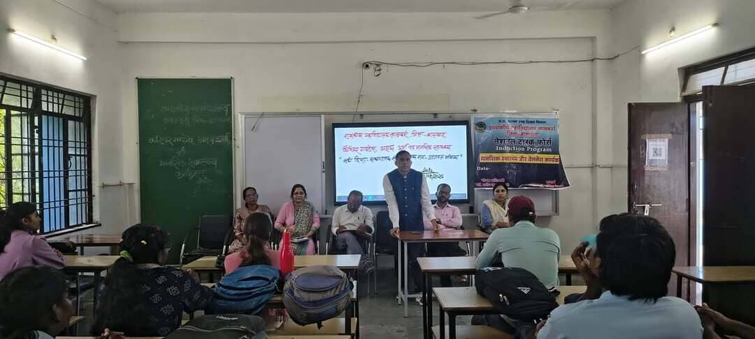 #बालाघाट
मानसिक स्वास्थ्य एवं अक्षय ऊर्जा विषय पर कार्यक्रम आयोजित
शासकीय महाविद्यालय लालबर्रा में 25 अगस्त 2026 को स्वामी विवेकानंद कैरियर मार्गदर्शन प्रकोष्ठ एवं राष्ट्रीय सेवा योजना के संयुक्त तत्वावधान में मानसिक स्वास्थ्य एवं अक्षय ऊर्जा विषय पर कार्यक्रम आयोजित किया गया। कार्यक्रम का शुभारंभ माँ सरस्वती के छायाचित्र के समक्ष पूजन-अर्चन एवं दीप प्रज्ज्वलन के साथ किया गया। कार्यक्रम प्रभारी प्राचार्य डॉ. प्रदीप कुमार भिमटे के निर्देशन में संपन्न हुआ।
डॉ. देवराज चैरे ने अक्षय ऊर्जा के प्रमुख स्रोतों एवं उसके महत्व की जानकारी दी। श्रीमती अनिभा शरणागत ने विद्यार्थियों को लक्ष्य प्राप्ति के लिए कार्ययोजना बनाकर निरंतर प्रयास करने के लिए प्रेरित किया। प्रभारी प्राचार्य डॉ. प्रदीप कुमार भिमटे ने मानसिक स्वास्थ्य के महत्व पर प्रकाश डालते हुए कहा कि स्वस्थ मानसिक स्थिति व्यक्ति को जीवन के सामान्य तनावों से निपटने, अपनी क्षमताओं को पहचानने और समाज में सकारात्मक योगदान देने योग्य बनाती है।
कार्यक्रम का संचालन डॉ. कामाक्षा बिसेन ने किया। स्वामी विवेकानंद कैरियर मार्गदर्शन प्रकोष्ठ के प्रभारी श्री नरेश सौलखे ने मानसिक तनाव से मुक्त रहने के उपाय बताए एवं आभार प्रदर्शन किया। कार्यक्रम को सफल बनाने में महाविद्यालय के प्राध्यापकों, कर्मचारियों एवं विद्यार्थियों का सराहनीय योगदान रहा।
#Education #CMMadhyaPradesh #JansamparkMP #schooledump #healthminmp