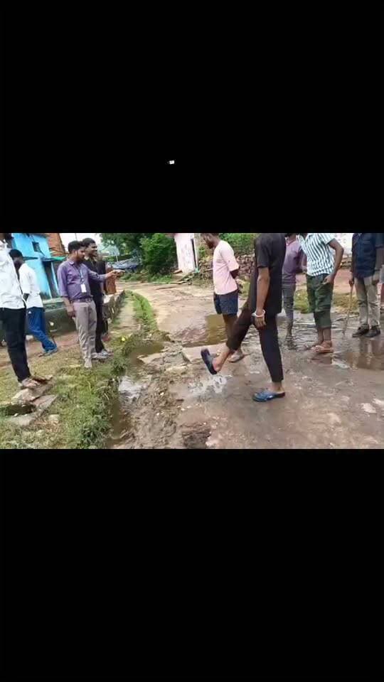 देवगांव में नालियों की सफाई नहीं हुई, कीचड़ और गंदगी के बीच स्कूल जाने को मजबूर बच्चे