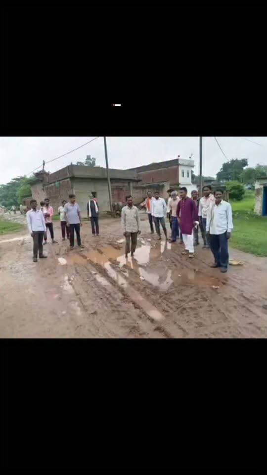 बदहाल सड़क से नयाटोला के ग्रामीण परेशान, एंबुलेंस भी गांव तक पहुंचने में असमर्थ