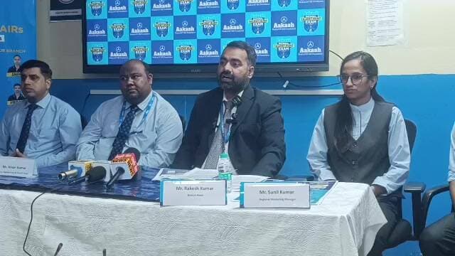 आकाश संस्थान के प्रबंधक हमीरपुर में पत्रकार वार्ता को संबोधित करते हुए