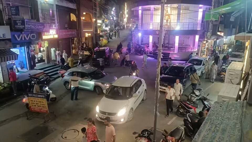ये है हमीरपुर का गाँधी चौक, जहाँ शाम होते ही पढ़े लिखे लोग अपनी गाडियाँ गाँधी चौक पर लगाकर शॉपिंग करने चले जाते हैं, गाँधी चौक से महज़ 100 मीटर पर बड़ी पार्किंग है, वहाँ गाड़ी खड़ी नहीं करेंगे, अगर पुलिस या होम गार्ड का कोई जवान इनको कोई कुछ बोले तो उससे बहस करते हुए देखे जा सकते हैं... चलान कोई एकमात्र हल नहीं है, लोगों को खुद भी सोचना चाहिए की चार कदम पैदल चल पड़ेंगे तो क्या हो जायेगा