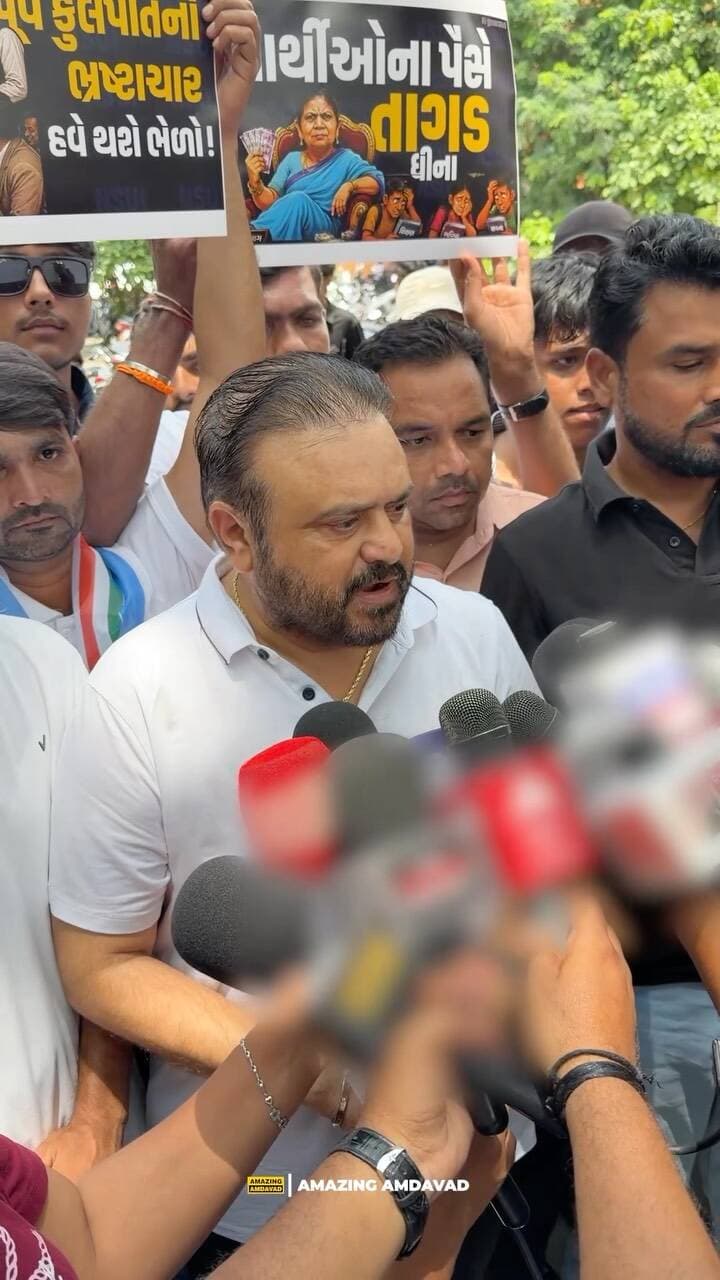 NSUI workers protested at Gujarat University over alleged irregularities in the ₹40 crore PMJVK grant. Fake currency notes were showered at the VC’s office as NSUI demanded an FIR against former VC Neerja Gupta and issued a 72-hour ultimatum.
(Gujarat University, NSUI Protest, Neerja Gupta, PMJVK Grant, Gujarat News, Amdavad News)
#GujaratUniversity #NSUI #NeerjaGupta #GujaratNews #Amdavad