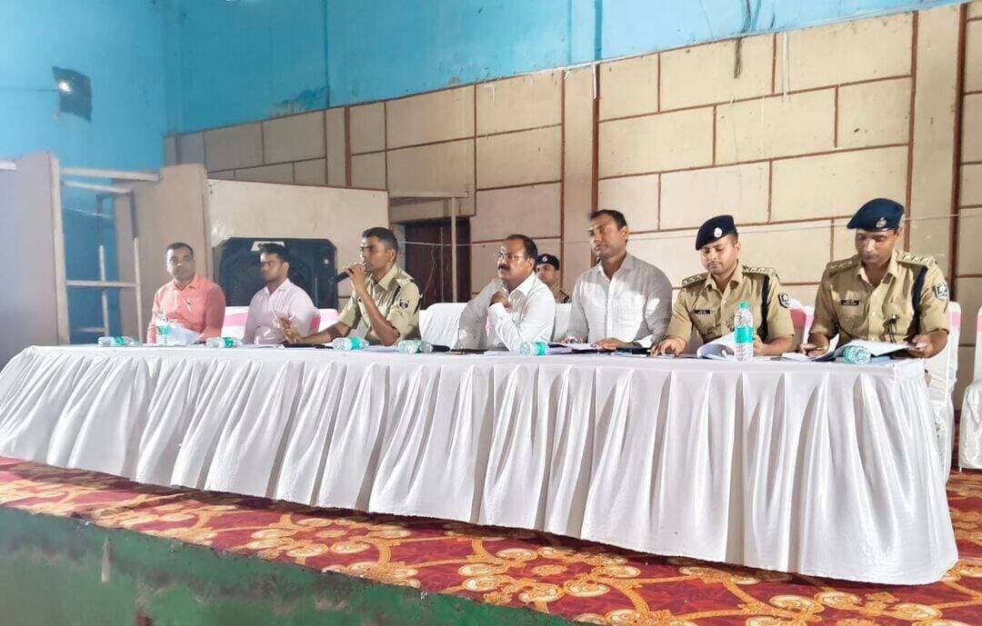 ईद-ए-मिलाद/मिलाद-उन-नबी (हजरत मोहम्मद साहब का जन्मदिन) पर्व 2026 के अवसर पर रोहतास जिले में विधि-व्यवस्था एवं शांति व्यवस्था बनाए रखने को लेकर आज मल्टीपर्पस हॉल, फजलगंज में जिला पदाधिकारी, रोहतास एवं पुलिस अधीक्षक, रोहतास की संयुक्त अध्यक्षता में ज्वाइंट ब्रीफिंग आयोजित की गई।
बैठक में अधिकारियों ने विधि-व्यवस्था में प्रतिनियुक्त सभी दंडाधिकारियों, पुलिस पदाधिकारियों एवं पुलिस बल को पूरी निष्ठा एवं जिम्मेदारी के साथ अपने कर्तव्यों का निर्वहन करने का निर्देश दिया। बताया गया कि सासाराम नगर थाना क्षेत्र के विभिन्न इलाकों में जुलूस निकाले जाने की सूचना है। संबंधित पदाधिकारियों को निर्देश दिया गया कि कोई भी जुलूस बिना लाइसेंस के न निकले तथा निर्धारित मार्ग का ही पालन सुनिश्चित कराया जाए। जुलूस के निर्धारित मार्गों पर विशेष निगरानी एवं पर्याप्त पुलिस बल की तैनाती की गई है।
पर्व के दौरान संवेदनशील स्थलों पर दंडाधिकारी, पुलिस पदाधिकारी एवं पुलिस बल की प्रतिनियुक्ति की गई है। असामाजिक एवं शरारती तत्वों पर कड़ी निगरानी, सोशल मीडिया पर सतत नजर, अफवाहों का त्वरित खंडन तथा आवश्यकता पड़ने पर निरोधात्मक कार्रवाई करने का निर्देश दिया गया है। साथ ही अवैध आग्नेयास्त्र एवं विस्फोटक पदार्थों के संबंध में सूचना संकलन, सघन गश्ती, चेकिंग एवं छापामारी अभियान चलाने पर भी जोर दिया गया।
सासाराम, डेहरी एवं बिक्रमगंज अनुमंडल में वरीय प्रशासनिक एवं पुलिस पदाधिकारियों को निगरानी एवं अनुश्रवण के लिए प्रतिनियुक्त किया गया है। सभी प्रतिनियुक्त पदाधिकारियों को अपने-अपने क्षेत्रों में भ्रमणशील रहकर विधि-व्यवस्था की स्थिति पर सतत निगरानी रखने का निर्देश दिया गया।
बैठक में बताया गया कि जिला नियंत्रण कक्ष 24 घंटे कार्यरत है। किसी भी आपात स्थिति अथवा महत्वपूर्ण सूचना के लिए नियंत्रण कक्ष के दूरभाष नंबर 06184-226072 / 06184-226093 पर संपर्क किया जा सकता है। उन्होंने कहा कि अफवाहों के कारण कई बार छोटी घटनाएं भी गंभीर रूप ले लेती हैं, इसलिए सभी लोग अफवाहों से दूर रहें।
ईद-ए-मिलाद का पर्व आपसी सद्भाव, भाईचारे एवं सामाजिक एकता की भावना के साथ शांतिपूर्ण ढंग से मनाएं। अफवाहों एवं सोशल मीडिया पर प्रसारित अपुष्ट संदेशों पर विश्वास न करें तथा किसी भी संदिग्ध सूचना की जानकारी तत्काल प्रशासन एवं पुलिस को दें।
<nis:link nis:type=tag nis:id=iprd nis:value=IPRD nis:enabled=true nis:link/>
<nis:link nis:type=tag nis:id=districtadministration nis:value=DistrictAdministration nis:enabled=true nis:link/>
Information & Public Relations Department, Government of Bihar