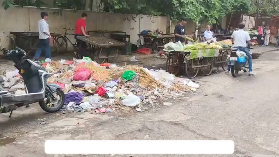हर तरफ फैली गंदगी से गांधी कैंप के दुकानदार परेशान, गंदगी के चलते फीकी पड़ी दुकानदारी, बीमारियों का भी खतरा बढ़ा, देखिए पूरी रिपोर्ट।