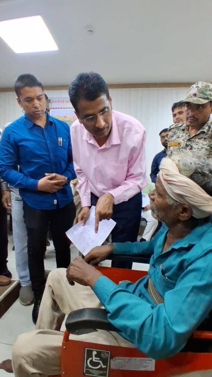 जनसुनवाई में 212 आवेदनों पर हुई सुनवाई
====
कलेक्टर प्रताप नारायण यादव ने कलेक्टर कार्यालय के कक्ष क्रमांक 10 (व्यारमा) में आयोजित जनसुनवाई में जिले के दूरदराज क्षेत्रों से आये आवेदकों की समस्याओं को सुना। इस दौरान सामान्य जनसुनवाई में 212 आवेदनों पर सुनवाई करते हुये संबंधित अधिकारियों को समय-सीमा में निराकरण करने के निर्देश दिये।
जनसुनवाई में 15 आधार अपडेशन एवं 150 लोगों का स्वास्थ्य परीक्षण किया गया। साथ ही जनसुनवाई के दौरान कुछ सामूहिक आवदेन भी दिए गए।
छह माह से लंबित मजदूरी के भुगतान के निर्देश
जनसुनवाई में शासकीय जनजातीय बालक छात्रावासो के सफाई और रसोईयों ने छह माह से मजदूरी का भुगतान नहीं होने की शिकायत की। आवेदक पिछले 10 वर्षों से छात्रावास में कार्यरत हैं। शिकायत पर कलेक्टर प्रताप नारायण यादव ने जनजातीय कार्य विभाग के संबंधित अधिकारियों को मजदूरी का तत्काल भुगतान सुनिश्चित करने के निर्देश दिए।
चलने में असमर्थ आवेदक की समस्या पर त्वरित कार्रवाई, मिला दिव्यांग प्रमाण-पत्र
जनसुनवाई में स्वयं चलने-फिरने में असमर्थ विकासखण्ड हटा के ग्राम करैया मोहरई से पहुँचे एक आवेदक विश्वनाथ आदिवासी ने दिव्यांग प्रमाण-पत्र बनवाने के लिए कलेक्टर के समक्ष अपनी समस्या रखी। कलेक्टर ने सीएमएचओ को तत्काल उसे जिला चिकित्सालय के मेडिकल बोर्ड के समक्ष भेजकर विशेषज्ञ चिकित्सकों से आवश्यक स्वास्थ्य परीक्षण कराया।
जांच में हड्डी संबंधी व्याधि के कारण दिव्यांगता की पुष्टि होने पर दिव्यांग प्रमाण-पत्र तैयार कर आवेदक को प्रदान किया गया। प्रमाण-पत्र मिलने से अब आवेदक के लिए दिव्यांग पेंशन, सहित अन्य शासकीय योजनाओं और सुविधाओं का लाभ प्राप्त करने की राह आसान हुई है।
#damoh #CMMadhyaPradesh #Damoh