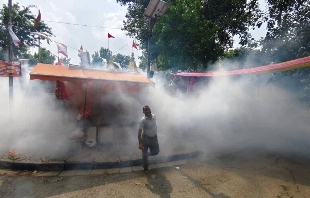 चंडीगढ़ में फॉगिंग ड्राइव तेज, बारिश के मौसम में मच्छरों की रोकथाम पर जोर
चंडीगढ़। बारिश के मौसम में मच्छरों की बढ़ती संख्या और उनसे फैलने वाली बीमारियों की रोकथाम के लिए पूरे चंडीगढ़ में फॉगिंग अभियान तेज कर दिया गया है। शहर के विभिन्न इलाकों में मच्छर नियंत्रण के लिए लगातार फॉगिंग करवाई जा रही है।
इस विशेष अभियान के तहत गौशालाओं, मंदिरों, स्कूलों सहित अन्य सार्वजनिक स्थानों पर भी जोरदार फॉगिंग की जा रही है। अभियान का उद्देश्य मच्छरों के प्रजनन को रोकना और शहरवासियों को स्वच्छ, सुरक्षित एवं स्वस्थ वातावरण उपलब्ध कराना है।
प्रशासन की ओर से बारिश के दौरान जलभराव वाले क्षेत्रों और सार्वजनिक स्थानों पर विशेष निगरानी रखते हुए मच्छर नियंत्रण गतिविधियों को प्रभावी बनाने पर जोर दिया जा रहा है। शहरवासियों से भी अपने आसपास पानी जमा न होने देने और स्वच्छता बनाए रखने की अपील की गई है।
#chandigarh #chandigarhnews #tricitynews #panchkulasocialmedia