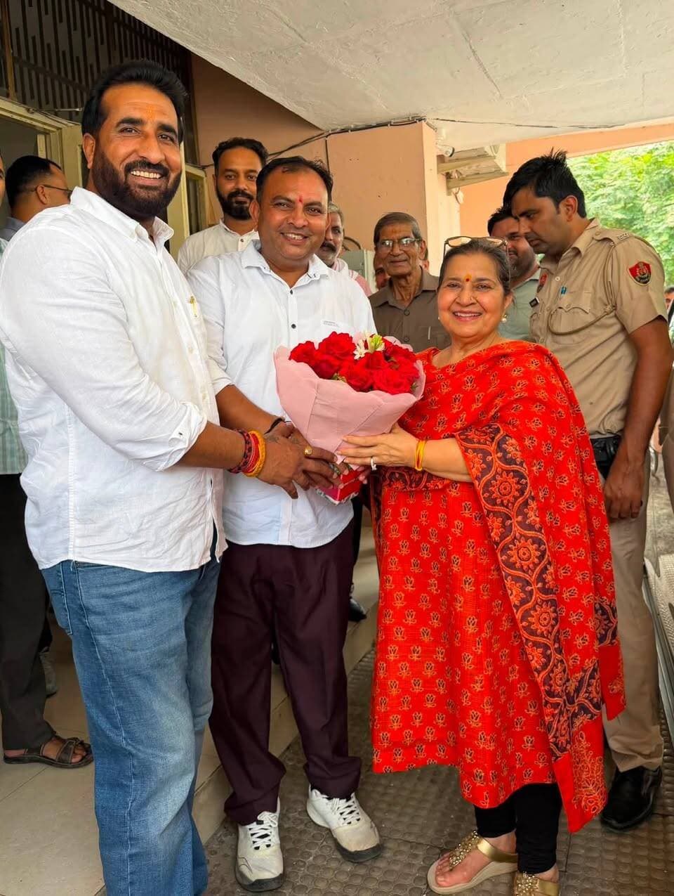 किसान मेले के दौरान विधायक शक्ति रानी ने चेयरमैन देशराज पोसवाल के कार्यालय पहुंचकर की मुलाकात
बरवाला। किसान मेले के दौरान कालका विधानसभा की विधायक एवं वरिष्ठ भाजपा नेत्री शक्ति रानी ने मार्केट कमेटी बरवाला के चेयरमैन देशराज पोसवाल के कार्यालय पहुंचकर उनसे मुलाकात की। इस दौरान विधायक शक्ति रानी ने देशराज पोसवाल को स्नेहपूर्वक आशीर्वाद दिया।
देशराज पोसवाल ने विधायक के कार्यालय आगमन को अपने लिए सौभाग्य की बात बताते हुए उनका आभार व्यक्त किया। उन्होंने कहा कि शक्ति रानी द्वारा दिए गए स्नेह और आशीर्वाद से वह अभिभूत हैं और यह मुलाकात उनके लिए विशेष एवं यादगार रहेगी।
इस अवसर पर टिफिन बैठक का भी आयोजन किया गया, जिसमें कार्यकर्ताओं के साथ आपसी संवाद के अलावा संगठनात्मक विषयों पर चर्चा हुई। बैठक में वरिंदर भाऊ, रायपुररानी मंडल अध्यक्ष रोहित सैनी, रायपुररानी ब्लॉक समिति चेयरमैन सतबीर राणा, अनिल शर्मा, अशोक गुज्जर, कुलविंदर राणा सहित अन्य कार्यकर्ता उपस्थित रहे।
देशराज पोसवाल ने कहा कि विधायक शक्ति रानी का कार्यकर्ताओं के प्रति आत्मीय व्यवहार और स्नेह संगठन को मजबूती प्रदान करता है। उन्होंने विधायक का आभार जताते हुए भविष्य में भी उनके मार्गदर्शन एवं आशीर्वाद की अपेक्षा व्यक्त की।
#barwala #panchkula #panchkulanews #panchkulasocialmedia