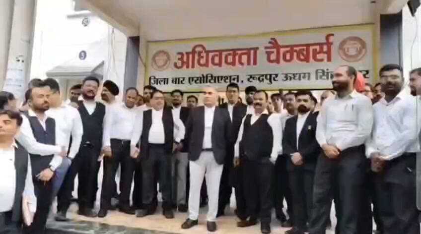रुद्रपुर में किच्छा के पूर्व विधायक और भाजपा नेता राजेश शुक्ला के एक बयान को लेकर वकीलों में आक्रोश देखने को मिला। वकीलों ने राजेश शुक्ला के खिलाफ जमकर नारेबाजी करते हुए कार्रवाई की मांग की।
दरअसल, पूर्व विधायक राजेश शुक्ला ने वकीलों की यूनिफॉर्म और काले कोट को लेकर कथित तौर पर कुछ टिप्पणी की थी। जैसे ही यह बयान वकीलों के संज्ञान में आया, अधिवक्ताओं में नाराजगी फैल गई।
उधम सिंह नगर बार एसोसिएशन के पूर्व अध्यक्ष आरपी सिंह के नेतृत्व में बड़ी संख्या में वकील एकजुट हुए और राजेश शुक्ला के खिलाफ विरोध प्रदर्शन करते हुए जमकर नारेबाजी की। वकीलों ने कहा कि अधिवक्ताओं की गरिमा और पेशे का सम्मान बेहद महत्वपूर्ण है और इस तरह की टिप्पणी को लेकर उचित कार्रवाई होनी चाहिए।
वकीलों ने मामले को गंभीरता से लेते हुए संबंधित अधिकारियों के सामने अपनी बात रखने और कार्रवाई की मांग करने की बात कही है।