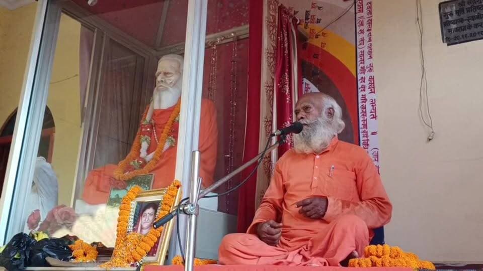 🕉️ महर्षि मेही आश्रम में सत्संग का आयोजन 🙏
महागामा के केंचुआ चौक स्थित महर्षि मेही आश्रम के प्रांगण में श्रद्धा एवं भक्तिभाव के साथ सत्संग का आयोजन किया गया।
इस अवसर पर धोरैया आश्रम से पधारे अनुपम बाबा ने श्रद्धालुओं को सत्संग एवं आध्यात्मिक प्रवचन के माध्यम से भक्ति, सदाचार और गुरु के मार्गदर्शन का महत्व बताया। 🌺
सत्संग के दौरान आश्रम परिसर भक्तिमय वातावरण से गूंज उठा। बड़ी संख्या में श्रद्धालुओं ने प्रवचन का श्रवण कर आध्यात्मिक ज्ञान एवं शांति का अनुभव किया।
🙏 सत्संग ही जीवन को सही दिशा देने का माध्यम है।
🌸 राधे-राधे | जय गुरु महाराज 🌸
#महर्षिमेहीआश्रम #महागामा #सत्संग #अनुपमबाबा #धोरैया #आध्यात्मिकता #भक्ति #गुरुमहाराज #सत्संगप्रेमी....