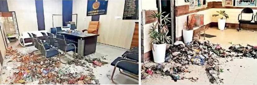 सफाई कराने वालों के ही दफ्तर में कूड़े के ढेर, सरकार-कर्मचारियों का टकराव बढ़ा
- हड़ताल 25-26 अगस्त तक बढ़ी, कर्मचारी बोले, बातचीत नहीं हुई तो आंदोलन होगा और व्यापक; पार्षदों ने भी दिया समर्थन
भिवानी।
शहर की सफाई व्यवस्था संभालने वाले कर्मचारियों का आंदोलन अब नगर परिषद के उन दफ्तरों तक पहुंच गया, जहां से शहर की सफाई व्यवस्था संचालित होती है। सोमवार को सफाई कर्मचारियों ने नगर परिषद अधिकारियों के कार्यालयों के बाहर ही नहीं, बल्कि अंदर भी कूड़ा डाल दिया। देखते ही देखते कार्यालय परिसर में कूड़े के ढेर लग गए। बाद में कर्मचारियों को ही इसे उठाकर साफ करना पड़ा। इस दृश्य ने हड़ताल और सरकार के बीच बढ़ते टकराव को साफ तौर पर सामने ला दिया। सफाई कर्मचारियों और कर्मचारी नेताओं ने सरकार पर मांगों की अनदेखी करने और बातचीत से बचने का आरोप लगाते हुए आंदोलन को और तेज करने का ऐलान किया। कर्मचारियों ने हड़ताल को अब 25 और 26 अगस्त तक बढ़ा दिया है।
‘पुलिस के दम पर सफाई का ढोंग’
कर्मचारी नेता कॉमरेड ओमप्रकाश ने कहा कि यदि सरकार 13 मई को हुए समझौते पर कायम रहती तो प्रदेश में आज जैसी स्थिति पैदा नहीं होती। उन्होंने आरोप लगाया कि सरकार कर्मचारियों को आपस में भिड़ाने की नीति अपना रही है और पुलिस बल के जरिए सफाई व्यवस्था बहाल करने का दिखावा किया जा रहा है। उन्होंने कहा कि कर्मचारियों की समस्याओं का समाधान टकराव से नहीं, बल्कि बातचीत की मेज पर बैठकर किया जा सकता है।
मुख्यमंत्री से निर्णायक फैसले की मांग
कर्मचारी नेताओं ने मुख्यमंत्री नायब सिंह सैनी से मामले में निर्णायक हस्तक्षेप की मांग की। उनका कहना था कि सरकार को कर्मचारियों के साथ तत्काल बातचीत करनी चाहिए और लंबित मांगों का समाधान निकालना चाहिए। वाइस चेयरमैन प्रतिनिधि रेणु संदीप तंवर बंटी ने कहा कि कर्मचारियों की आवाज दबाने का प्रयास हुआ तो आंदोलन को और व्यापक किया जाएगा। जरूरत पड़ी तो आंदोलन को पूरे हरियाणा तक ले जाने की चेतावनी भी दी गई।
पार्षद भी कर्मचारियों के साथ
आंदोलन को नगर परिषद के कुछ पार्षदों का भी समर्थन मिला। पार्षद विनोद कुमार, जयबीर रंगा सहित अन्य पार्षदों ने कर्मचारियों की मांगों पर सरकार से गंभीरता से विचार करने की अपील की। कर्मचारी नेता ओमप्रकाश ने कहा कि अब सफाई कर्मचारी अन्य कर्मचारी संगठनों को साथ लेकर जनता के बीच जाएंगे और सरकार की नीतियों से लोगों को अवगत कराएंगे। आंदोलन को चरणबद्ध तरीके से और तेज करने की बात कही गई।
चेयरपर्सन प्रतिनिधि बोले—कार्यालय का मामला सुलझ गया
नगर परिषद चेयरपर्सन प्रतिनिधि भवानी प्रताप का कहना है कि कार्यालयों में कूड़ा डालने का मामला सुलझा लिया गया है। उन्होंने माना कि कर्मचारियों की मांगें पूरे हरियाणा की समस्या हैं और सरकार के स्तर पर बैठकें भी चल रही हैं। उन्होंने उम्मीद जताई कि जल्द आपसी सहमति से समाधान निकलेगा। इस दौरान कर्मचारी नेता सुखदर्शन सरोहा, सुखदेव सिंह, सफाई कर्मचारी नेता पुरुषोत्तम दानव, कर्मचारी नेता जयहिंद, अग्निशमन यूनियन नेता अजय श्योराण सहित अनेक कर्मचारी नेता और प्रतिनिधि मौजूद रहे।