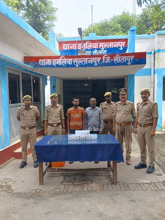 लग्जरी गाड़ियों से चोरी करने वाले शातिर चोर गिरोह का पर्दाफाश, अवैध हथियार व जेवरात के साथ 2 दबोचे
सीतापुर: जनपद में चोरी और नकबजनी की घटनाओं पर अंकुश लगाने के लिए चलाए जा रहे अभियान के तहत पुलिस को बड़ी सफलता मिली। पुलिस अधीक्षक अंकुर अग्रवाल के निर्देशन, अपर पुलिस अधीक्षक दक्षिणी दुर्गेश कुमार सिंह के पर्यवेक्षण तथा क्षेत्राधिकारी महोली नागेन्द्र चौबे के नेतृत्व में थाना इमलिया सुल्तानपुर पुलिस ने ढोलई कला तिराहे के पास से दो शातिर चोरों को गिरफ्तार किया।
पकड़े गए अभियुक्तों की पहचान रामचंद्र और कमलेश (निवासी ग्राम धम्मन बिलवा, थाना सकरन, सीतापुर) के रूप में हुई। पुलिस ने इनके कब्जे से एक अवैध देशी तमंचा (315 बोर), एक जिंदा कारतूस, 15,000 रुपये नकद, भारी मात्रा में सोने-चांदी के आभूषण (पायल, कमर बिछुवा, लॉकेट, झाला, नथनी, मांगबेदी आदि) तथा घटना में प्रयुक्त एक ग्रे रंग की बोलोरो गाड़ी (बिना नंबर प्लेट) बरामद की।
पूछताछ में खुलासा हुआ कि यह गिरोह चार-पहिया वाहनों से घूमकर बंद घरों को निशाना बनाता था। आरोपियों के खिलाफ सीतापुर, लखनऊ, बहराइच और रायबरेली के विभिन्न थानों में दो दर्जन से अधिक गंभीर आपराधिक मुकदमे दर्ज हैं। पुलिस ने संबंधित धाराओं में अभियोग पंजीकृत कर अभियुक्तों को माननीय न्यायालय के समक्ष पेश कर दिया।
<nis:link nis:type=tag nis:id=sitapurpolice nis:value=SitapurPolice nis:enabled=true nis:link/> <nis:link nis:type=tag nis:id=crimenews nis:value=CrimeNews nis:enabled=true nis:link/> <nis:link nis:type=tag nis:id=uppolice nis:value=UpPolice nis:enabled=true nis:link/> <nis:link nis:type=tag nis:id=sitapur nis:value=Sitapur nis:enabled=true nis:link/> <nis:link nis:type=tag nis:id=interstategangbusted nis:value=InterstateGangBusted nis:enabled=true nis:link/>