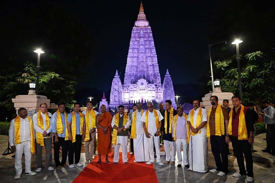 *संसदीय स्थायी समिति ने महाबोधि मंदिर का किया दर्शन, बोधि वृक्ष का किया अवलोकन*
*आईटीसी होटल, बोधगया में आयोजित सांस्कृतिक कार्यक्रम में बिहार गौरव गान सहित लोक-सांस्कृतिक प्रस्तुतियों ने मोहा मन*
गया, 24 अगस्त 2026, संसदीय स्थायी समिति, परिवहन, पर्यटन एवं संस्कृति के प्रस्तावित गया अध्ययन भ्रमण कार्यक्रम के क्रम में समिति के माननीय सांसदगण एवं सम्मानित सदस्यों ने बोधगया स्थित विश्व धरोहर महाबोधि मंदिर का दर्शन किया। समिति के सदस्यों ने मंदिर परिसर में भगवान बुद्ध की प्रतिमा के दर्शन के साथ पवित्र बोधि वृक्ष का अवलोकन किया तथा बौद्ध धर्म एवं बोधगया की ऐतिहासिक, धार्मिक एवं सांस्कृतिक विरासत के संबंध में जानकारी प्राप्त की।
अध्ययन भ्रमण में संसदीय स्थायी समिति के माननीय सभापति श्री संजय कुमार झा सहित श्रीमती सुधा मूर्ति, श्री गोला बाबूराव, श्री मोहम्मद नादिमुल हक, श्री जग्गेश, श्री के. श्रीदेवसिंह झाला, श्री एस. कल्याणसुंदरम, श्रीमती एस. फांगनोन कोन्याक, श्री सुरेंद्र सिंह नागर, श्री इमरान प्रतापगढ़ी, श्री मियां अल्ताफ अहमद, श्री प्रदान बरुआह, श्री आर.के. चौधरी, श्री अनिल फिरोजिया, श्री तापिर गाओ, श्री विश्वेश्वर हेगड़े कागेरी, श्री राहुल कस्वां, श्रीमती जून मालियाह, श्री अजय कुमार मंडल, श्री के.ई. प्रकाश, श्री राजीव प्रताप रूडी, डॉ. एम.पी. अब्दुस्समद समदानी, कुमारी सेलजा, श्री अविमन्यु सेठी, श्री अनुराग शर्मा, श्री सुरेश कुमार शेटकर, श्री तेंगेला उदय श्रीनिवास, श्री देवेश चंद्र ठाकुर, श्री अमरसिंग तिस्सो, श्री मनोज तिवारी एवं श्री के.सी. वेणुगोपाल उपस्थित रहे।
इस अवसर पर जिला पदाधिकारी, गया श्री शशांक शुभंकर द्वारा संसदीय स्थायी समिति के माननीय सभापति, सांसदगण एवं सम्मानित सदस्यों को भगवान बुद्ध की प्रतिमा एवं स्मृति-चिह्न (मोमेंटो) भेंट कर उनका स्वागत एवं अभिनंदन किया गया।
समिति के सदस्यों ने महाबोधि मंदिर परिसर में भगवान बुद्ध के ज्ञान प्राप्ति स्थल, पवित्र बोधि वृक्ष तथा मंदिर की ऐतिहासिक एवं आध्यात्मिक महत्ता के बारे में जानकारी प्राप्त की। सदस्यों ने बोधगया की वैश्विक बौद्ध विरासत एवं यहां आने वाले देश-विदेश के श्रद्धालुओं और पर्यटकों के संदर्भ में भी जानकारी ली।
*आईटीसी होटल में आयोजित हुआ विशेष सांस्कृतिक कार्यक्रम*
महाबोधि मंदिर दर्शन के पश्चात आईटीसी होटल, बोधगया में संसदीय स्थायी समिति के माननीय सदस्यों एवं अतिथियों के सम्मान में विशेष सांस्कृतिक कार्यक्रम का आयोजन किया गया। कार्यक्रम में बिहार की समृद्ध कला एवं सांस्कृतिक विरासत को आकर्षक प्रस्तुतियों के माध्यम से प्रदर्शित किया गया।
इस दौरान बिहार गौरव गान सहित बिहार की लोक परंपरा, कला, संस्कृति एवं विरासत पर आधारित गायन तथा अन्य सांस्कृतिक प्रस्तुतियां दी गईं। कलाकारों द्वारा प्रस्तुत मनोहारी कार्यक्रमों में बिहार की विविध लोक परंपराओं एवं सांस्कृतिक समृद्धि की झलक देखने को मिली।
सांस्कृतिक प्रस्तुतियों को संसदीय स्थायी समिति के माननीय सदस्यों एवं उपस्थित अतिथियों ने काफी सराहा। सदस्यों एवं अतिथियों ने बिहार की समृद्ध सांस्कृतिक विरासत की प्रशंसा करते हुए कलाकारों का उत्साहवर्धन किया।
अध्ययन भ्रमण के माध्यम से माननीय सदस्यों को गया एवं बोधगया की ऐतिहासिक, धार्मिक, पर्यटन एवं सांस्कृतिक विरासत से परिचित कराने के साथ-साथ जिले की महत्वपूर्ण पर्यटन एवं सांस्कृतिक स्थलों की विशेषताओं से अवगत कराया जा रहा है।
PMO India CMO Bihar Transport Department, Government of Bihar Ministry of Tourism, Government of India Ministry of Culture, Government of India Information & Public Relations Department, Government of Bihar Samrat Choudhary Press Information Bureau - PIB, Government of India DDNewsLive Home Department, Govt. of Bihar