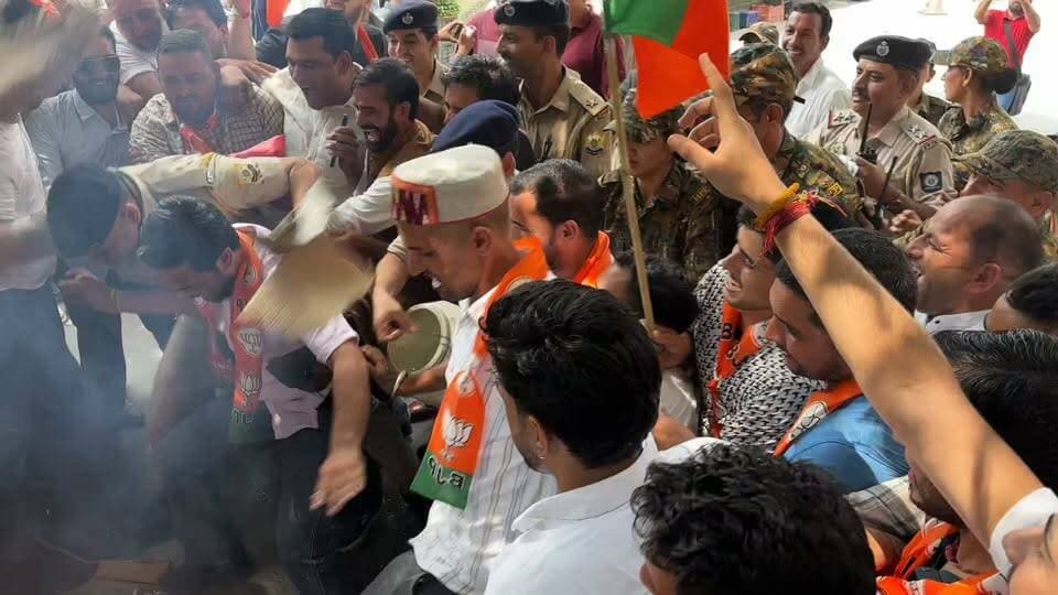 भाजयुमो ने मंडी शहर में फूंका सीएम का पुतला, पुलिस ने की छीनाझपटी
पुलिस ने पानी डाल कर बुझाई आग, कार्यकर्ताओं ने डाल दिया तेल
पुतला दहन के बाद शहर में निकाली आक्रोश रैली, सुक्खू सरकार के खिलाफ की जमकर नारेबाजी
सुक्खू सरकार की गारंटी व युवाओं को रोजगार व मिलने के मुद्दे पर खूब बोला हल्ला