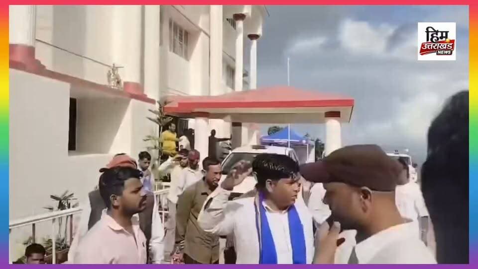 **नई टिहरी में इंसाफ की मांग तेज!**
लमगांव के केतन लाल हत्याकांड में न्याय की मांग को लेकर पीड़ित परिवार की बुजुर्ग दादी कड़ी धूप में नई टिहरी कलेक्ट्रेट के बाहर धरने पर बैठीं। परिवार का आरोप है कि लंबे समय बाद भी उन्हें न्याय नहीं मिल पाया है।