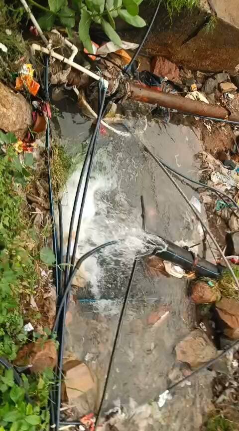 करैरा वार्ड क्रमांक 12 में टूटी पाइपलाइन से लोग परेशान, गली में भरा पानी
करैरा। नगर पालिका क्षेत्र के वार्ड क्रमांक 12 में नई तहसील के बगल वाली गली में पाइपलाइन टूटने से स्थानीय लोगों को परेशानी का सामना करना पड़ रहा है। रहवासियों का आरोप है कि नगर पालिका द्वारा जेसीबी से काम कराया जा रहा था, इसी दौरान पाइपलाइन क्षतिग्रस्त हो गई।
पाइपलाइन टूटने के बाद से गली में पानी की समस्या बनी हुई है। लोगों का कहना है कि गली की स्थिति खराब होने के कारण बुजुर्गों, महिलाओं और बच्चों को आने-जाने में काफी दिक्कत हो रही है। पुराने लोगों को भी घरों से निकलने और गली से गुजरने में परेशानी उठानी पड़ रही है।
स्थानीय रहवासियों ने नगर पालिका प्रशासन से मांग की है कि टूटी हुई पाइपलाइन को जल्द ठीक कराया जाए और गली की व्यवस्था दुरुस्त कराई जाए, ताकि लोगों को राहत मिल सके।
अब देखना यह है कि नगर पालिका प्रशासन वार्डवासियों की इस समस्या का समाधान कब तक करता है।