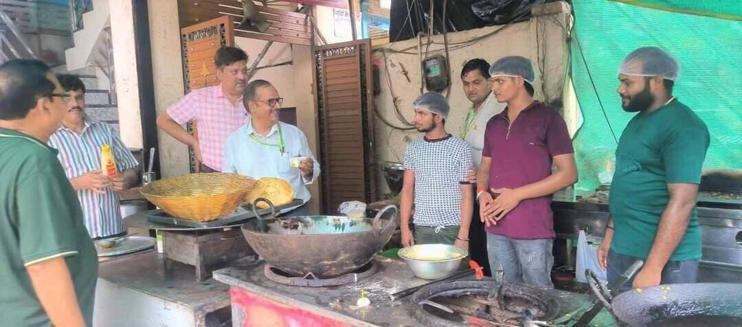 मिठाई और ढाबों पर खाद्य विभाग की छापेमारी, छह नमूने जांच को भेजे देवभोग तिवारी ढाबा सहित कई जगह लिए नमूने
-----------------------
प्रतापगढ़ में जिलाधिकारी के निर्देश पर खाद्य सुरक्षा एवं औषधि प्रशासन विभाग की टीम ने सोमवार को मिलावटखोरी के खिलाफ अभियान चलाते हुए रेस्टोरेंट, ढाबों और मिष्ठान प्रतिष्ठानों में छापेमारी एवं निरीक्षण की कार्रवाई की। कार्रवाई के दौरान विभिन्न प्रतिष्ठानों से खाद्य पदार्थों के छह नमूने संग्रहित किए गए, जिन्हें जांच के लिए खाद्य विश्लेषक प्रयोगशाला भेजा गया है।
सहायक आयुक्त (खाद्य) ग्रेड-।। अभय कुमार सिंह के निर्देशन और मुख्य खाद्य सुरक्षा अधिकारी दीपक कुमार श्रीवास्तव के नेतृत्व में खाद्य सचल दल ने सबसे पहले रानीगंज स्थित तिवारी ढाबा का निरीक्षण किया। टीम ने यहां से पकी हुई दाल और सरसों के तेल के नमूने लिए। इसके बाद देव भोग स्वीट्स का निरीक्षण किया गया। खाद्य टीम ने पावर हाउस रानीगंज स्थित मिठा महल से खोया का नमूना संग्रहित किया। वहीं पृथ्वीगंज स्थित मनीराम स्वीट्स से भी खोया का नमूना जांच के लिए लिया गया। इसके अलावा जिला अस्पताल चौराहा स्थित सागर जलपान गृह से खोया बर्फी और खोया के नमूने संग्रहित किए गए। इस प्रकार टीम द्वारा कुल छह नमूने संग्रहित किए गए हैं। सभी नमूनों को खाद्य विश्लेषक प्रयोगशाला भेजकर उनकी गुणवत्ता की जांच कराई जा रही है। प्रयोगशाला से जांच रिपोर्ट प्राप्त होने के बाद नियमानुसार संबंधित प्रतिष्ठानों के विरुद्ध कार्रवाई की जाएगी। छापेमार कार्रवाई में रोशन सिंह, संतोष कुमार दूबे, डॉ. यादव संजय कुमार नन्हकू, शहाब उद्दीन सिद्दीकी और डॉ. शमशुन नेहा सहित खाद्य सुरक्षा अधिकारी मौजूद रहे।
--------------------