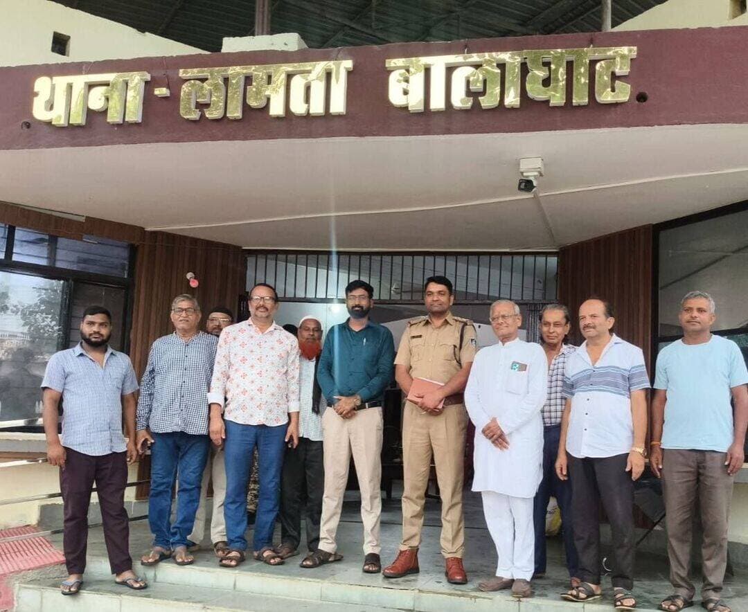लामता थाना परिसर में शांति समिति की बैठक, आगामी त्योहारों को लेकर सुरक्षा व्यवस्था पर चर्चा
ईद, रक्षाबंधन और जन्माष्टमी को शांतिपूर्ण एवं सौहार्दपूर्ण तरीके से मनाने की अपील
बालाघाट जिले के लामता में आगामी त्योहारों को शांतिपूर्ण, सौहार्द और आपसी भाईचारे के साथ मनाने के उद्देश्य से लामता थाना परिसर में शांति समिति की बैठक आयोजित की गई। बैठक में प्रशासन, पुलिस के अधिकारियों के साथ जनप्रतिनिधि, गणमान्य नागरिक और समाज के विभिन्न वर्गों के लोग शामिल हुए।
बैठक लामता थाना प्रभारी जितेंद्र चौहान और तहसीलदार मयंक मिश्रा की मौजूदगी में हुई। इस दौरान आगामी त्योहारों ईद, रक्षाबंधन और जन्माष्टमी को लेकर क्षेत्र की कानून-व्यवस्था और सुरक्षा व्यवस्था पर विस्तार से चर्चा की गई।
शांति और सौहार्द बनाए रखने की अपील
बैठक में अधिकारियों ने सभी समुदायों के लोगों से त्योहारों को पारंपरिक उल्लास के साथ शांतिपूर्ण तरीके से मनाने की अपील की। साथ ही किसी भी तरह की अफवाह या विवाद की स्थिति में तत्काल पुलिस-प्रशासन को सूचना देने की बात कही गई।
सुरक्षा व्यवस्था रहेगी मजबूत
थाना प्रभारी जितेंद्र चौहान और तहसीलदार मयंक मिश्रा ने कहा कि त्योहारों के दौरान कानून-व्यवस्था बनाए रखने के लिए आवश्यक सुरक्षा इंतजाम किए जाएंगे। प्रशासन की कोशिश रहेगी कि पर्वों के दौरान आम नागरिकों को किसी प्रकार की परेशानी न हो।
बैठक के जरिए प्रशासन और नागरिकों के बीच बेहतर समन्वय बनाने पर भी जोर दिया गया। अधिकारियों ने नागरिकों से सहयोग की अपील करते हुए कहा कि आपसी भाईचारा और सद्भाव बनाए रखना सभी की सामूहिक जिम्मेदारी है।
रिपोर्ट @शिवम असाटी HALCHAL24NEWS बालाघाट मध्यप्रदेश
#Lamata #Balaghat #ShantiSamiti #FestivalPeace #MadhyaPradesh