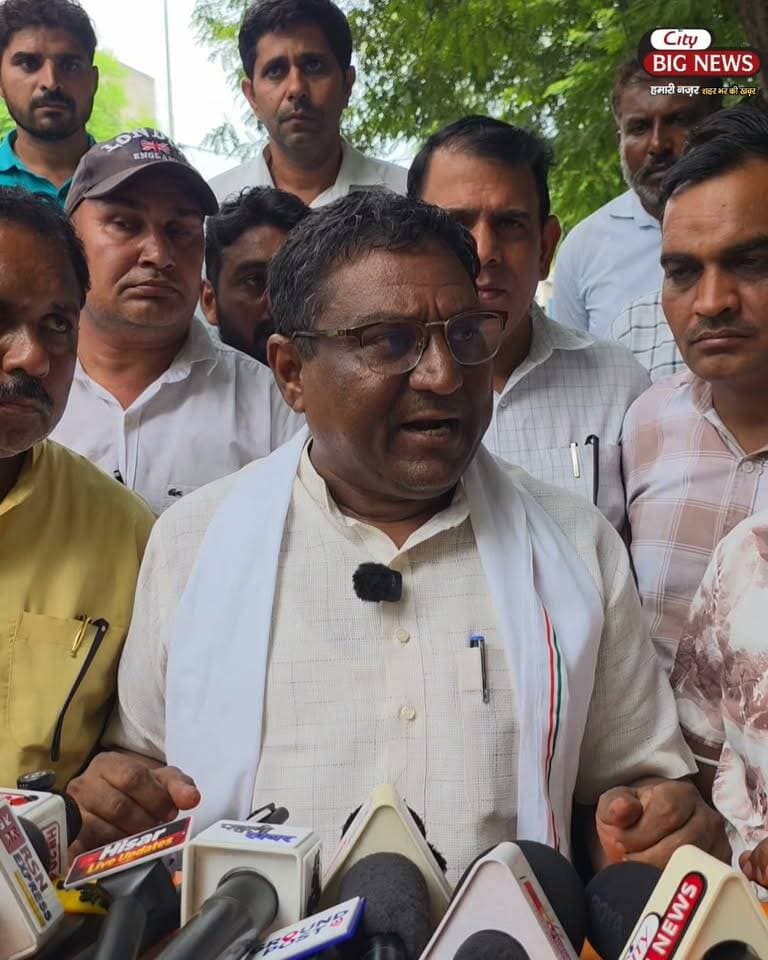सफाई कर्मचारियों का पुलिस पर कचरा फेंकना बताया सही । बोले कूड़ा उठाते समय भी तो उन पर कूड़ा पड़ सकता था।