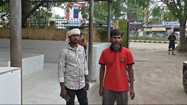 उन्नाव के थाना सफीपुर क्षेत्र के गंगा एक्सप्रेसवे की सर्विस लाइन पर दो बाईकों में हुई भिड़ंत, बाइक सवार पति की हुई मौत पत्नी हुई घायल