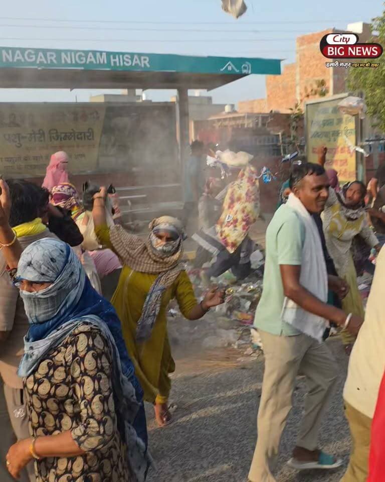 सफाई कर्मचारियों और पुलिस प्रशासन में आमना-सामना
नई सब्जी मंडी के पास सफाई कर्मचारियों और पुलिस प्रशासन के बीच हुआ आमना-सामना, मौके पर तनाव का माहौल।