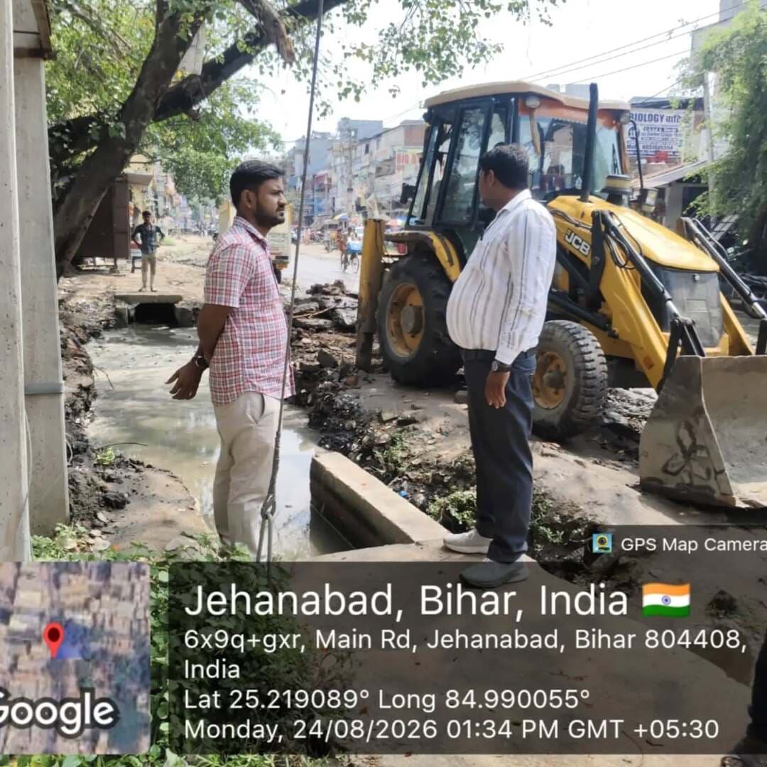 🚧 जहानाबाद में जिला पदाधिकारी के निर्देशुसार स्टॉर्म ड्रेनेज परियोजना के कार्य में तेजी
जिला पदाधिकारी, जहानाबाद श्रीमती छिरिङ वाई भूटिया के निर्देशानुसार शहर की जलनिकासी व्यवस्था को सुदृढ़ करने के उद्देश्य से बुडको द्वारा 15 स्थलों पर स्टॉर्म ड्रेनेज परियोजना का कार्य तेजी से कराया जा रहा है।
कार्य में अपेक्षित प्रगति नहीं पाए जाने पर जिला पदाधिकारी द्वारा पूर्व में बुडको के कार्यपालक अभियंता एवं सहायक अभियंता से स्पष्टीकरण भी मांगा जा चुका है।
📍कार्य कराए जाने वाले प्रमुख कार्यस्थल— राजा बाजार, फिदा हुसैन, डीएम आवास, अलगना मोड़, काको रोड, टेनीबिगहा सहित अन्य स्थान।
✅ जिला पदाधिकारी ने बुडको के संबंधित पदाधिकारियों, अभियंताओं एवं कार्यकारी एजेंसी को कार्य की गुणवत्ता सुनिश्चित करते हुए शेष कार्य यथाशीघ्र पूर्ण करने का स्पष्ट निर्देश दिया है।
#स्टॉर्मड्रेनेज #जलनिकासी #जहानाबाद #जिलाप्रशासनजहानाबाद #विकसितभारत_समृद्धबिहार_आदर्शजहानाबाद