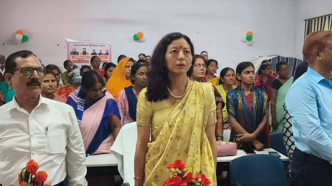🩸 एनीमिया मुक्त बिहार अभियान का जहानाबाद में जिला स्तरीय शुभारंभ
आज माननीय मुख्यमंत्री, बिहार श्री सम्राट चौधरी द्वारा वीडियो कॉन्फ्रेंसिंग के माध्यम से राज्यव्यापी एनीमिया मुक्त बिहार अभियान का शुभारंभ किया गया। कार्यक्रम में जिला पदाधिकारी, जहानाबाद श्रीमती छिरिङ वाई भूटिया ने भाग लिया तथा सदर अस्पताल, जहानाबाद में आयोजित जिला स्तरीय कार्यक्रम की अध्यक्षता की।
जिला पदाधिकारी ने कहा कि एनीमिया महिलाओं, किशोरियों एवं बच्चों के स्वास्थ्य, कार्यक्षमता और रोग प्रतिरोधक क्षमता को प्रभावित करने वाली गंभीर समस्या है। उन्होंने संबंधित स्वास्थ्य कर्मियों को अभियान के दौरान प्रत्येक पंचायत एवं हर घर तक पहुँचकर पात्र लाभार्थियों की जाँच तथा आवश्यक उपचार सुनिश्चित करने का निर्देश दिया।
📍 अभियान की प्रमुख बातें—
✅ अभियान 25 अगस्त से 30 नवम्बर 2026 तक चलेगा।
✅ प्रत्येक पंचायत में प्रतिदिन 20 लाभार्थियों की हीमोग्लोबिन जाँच का लक्ष्य।
✅ सरकारी स्वास्थ्य संस्थानों, हेल्थ एंड वेलनेस सेंटरों, VHSND सत्रों एवं सरकारी विद्यालयों में निःशुल्क जाँच एवं उपचार।
✅ विशेष फोकस— 6 माह से 19 वर्ष तक के बच्चे, किशोरियां, गर्भवती महिलाएं एवं धात्री माताएं।
✅ जाँच के आधार पर आयरन की गोलियां, सिरप एवं आवश्यकता अनुसार उपचार निःशुल्क उपलब्ध कराया जाएगा।
✅ सभी जाँच एवं उपचार की जानकारी एनीमिया मुक्त भारत एप पर प्रतिदिन अपलोड की जाएगी।
कार्यक्रम के अंत में उपस्थित पदाधिकारियों एवं कर्मियों को एनीमिया मुक्त बिहार बनाने की शपथ दिलाई गई।
#एनीमियामुक्तबिहार #स्वस्थबिहार #स्वस्थजहानाबाद #जनस्वास्थ्य #विकसितभारत_समृद्धबिहार_आदर्शजहानाबाद