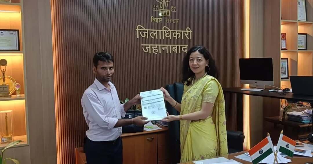 🏛️ जहानाबाद में सरल एवं पारदर्शी ई-निबंधन व्यवस्था को गति देने हेतु जिला पदाधिकारी ने किया पुनः निरीक्षण एवं लाभुकों को स्वयं प्रदान की निबंधित दस्तावेजों की हार्ड कॉपी
आज दिनांक 25 अगस्त, 2026 को जिला पदाधिकारी, जहानाबाद श्रीमती छिरिङ वाई भूटिया ने निबंधन कार्यालय, जहानाबाद का पुनः निरीक्षण कर ई-निबंधन व्यवस्था की प्रगति की समीक्षा की एवं आवश्यक दिशा-निर्देश दिए। निरीक्षण के दौरान जिला पदाधिकारी ने ई-निबंधन प्रक्रिया को आम नागरिकों के लिए और अधिक सहज बनाने, आवश्यक तकनीकी सहयोग उपलब्ध कराने तथा इससे जुड़ी भ्रांतियों को दूर करने पर विशेष जोर दिया।
📍 प्रमुख बिंदु—
✅ “पेपरलेस” का अर्थ यह नहीं है कि आमजन को कागजी दस्तावेज नहीं मिलेगा। पेपरलेस व्यवस्था सरकारी अभिलेखों एवं विभागीय प्रक्रिया के डिजिटलीकरण से संबंधित है। निबंधन के बाद दस्तावेज की हार्ड कॉपी पूर्ववत उपलब्ध कराई जाती रहेगी।
✅ ई-निबंधन से जुड़ी भ्रांतियों को दूर करने हेतु 27 अगस्त को जिले के सभी अंचलों में जागरूकता शिविर आयोजित किए जाएंगे।
✅ शिविर में निबंधन कार्यालय के कर्मी तकनीकी सहायता एवं आवश्यक मार्गदर्शन के लिए उपस्थित रहेंगे।
✅ जिला पदाधिकारी के निर्देश पर सेवा प्रदाताओं को Hands-on Training एवं तकनीकी प्रशिक्षण दिया गया।
✅ आज ई-निबंधन हेतु निर्धारित 09 दस्तावेजों में से निबंधित दस्तावेजों की हार्ड कॉपी जिला पदाधिकारी द्वारा स्वयं 2 व्यक्तियों श्री अमरजीत कुमार एवं श्री सत्येन्द्र कुमार को प्रदान की गई।
📢 जिला प्रशासन की अपील—
ई-निबंधन व्यवस्था सरलता, पारदर्शिता एवं सुरक्षित डिजिटल प्रक्रिया की दिशा में एक महत्वपूर्ण कदम है। आमजन इस सुविधा का अधिक से अधिक उपयोग करें और नई डिजिटल व्यवस्था से जुड़ें।
#ई_निबंधनव्यवस्था #जहानाबाद #जिला_प्रशासन_जहानाबाद #डिजिटल_बिहार # विकसित_भारत_समृद्धबिहार_आदर्शजहानाबाद