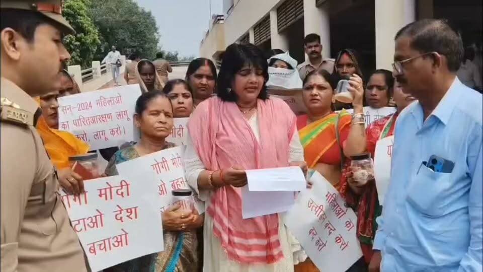 #आजमगढ़ में सपा महिला जिलाध्यक्ष अपने दर्जनों कार्यकर्ता को लेकर उतरी सड़क पर कहा महंगाई से बिगड़ गया किचन का बजट