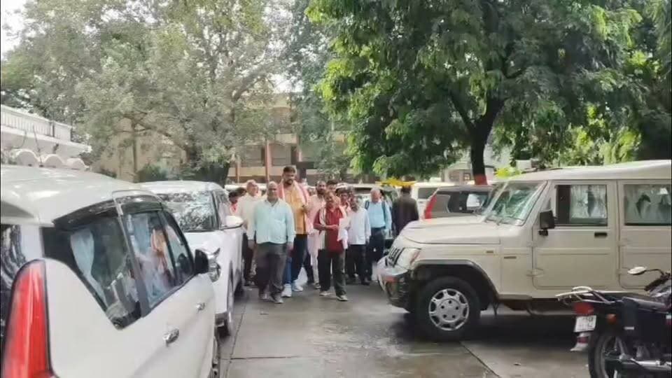 #जहानागंज के #गंभीरवन ग्राम सभा में आजादी के बाद से अभी तक नहीं हुई चकबंदी ग्रामीणों ने #कमिश्नर को सौपा ज्ञापन