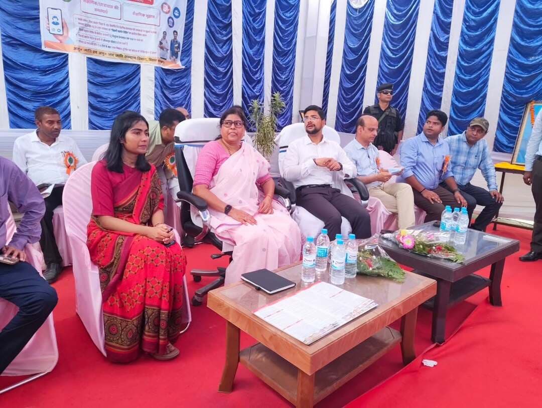 समाहरणालय, पूर्णिया
जिला जनसंपर्क कार्यालय
प्रेस विज्ञप्ति:- 1199,
दिनांक:-25 अगस्त 2026,
==================
विद्यार्थियों की हर आवाज की सुनवाई:-
-----------------------
माननीय मंत्री तथा जिलाधिकारी द्वारा विभिन्न सहयोग शिविरों का लिया गया जायजा:--
--------------------------
बिहार सरकार द्वारा विद्यार्थियों की समस्याओं, शिकायतों, एवं सुझावों के त्वरित एवं समयबद्ध समाधान के उद्देश्य से प्रत्येक माह के चतुर्थ मंगलवार को विद्यार्थी सहयोग शिविर का आयोजन किया जा रहा है।
जिला प्रशासन द्वारा निर्धारित कार्यक्रम के अनुरूप मंगलवार को जिला अंतर्गत सभी सरकारी शैक्षणिक संस्थानों में विद्यार्थी सहयोग शिविर का आयोजन किया गया।
इसी कड़ी में माननीय मंत्री भवन निर्माण विभाग बिहार सरकार श्रीमती लेशी सिंह और जिला पदाधिकारी पूर्णिया श्री अंशुल कुमार भा०प्र०से० द्वारा विभिन्न शिविरों का जायजा लिया गया।
इसी क्रम में माननीय मंत्री महोदया एवं जिलाधिकारी महोदय द्वारा डॉ भीमराव अंबेडकर कल्याण छात्रावास धमदाहा में आयोजित विद्यार्थी सहयोग शिविर का जायजा लिया गया।
जिला पदाधिकारी महोदय द्वारा शिविर में उपस्थित सभी विद्यार्थियों को बताया गया कि प्रत्येक माह के चतुर्थ मंगलवार को शिक्षण संस्थान में आयोजित होने वाले इन शिविरों के माध्यम से विद्यार्थी अपनी समस्याएँ, शिकायते एवं सुझाव सीधे अधिकारियों के समक्ष रख सकते हैं।
विद्यार्थियों द्वारा प्राप्त शिकायतों के त्वरित निष्पादन के लिए संबंधित विभागों द्वारा आवश्यक कार्रवाई सुनिश्चित की जायेगी। इसके अतिरिक्त विद्यार्थी " विद्यार्थी सहयोग पोर्टल' एवं हेल्पलाईन नं० 1100 के माध्यम से अपनी शिकायतें ऑनलाईन दर्ज कर सकते हैं तथा उनके निष्पादन की स्थिति की जानकारी भी प्राप्त कर सकते हैं।
माननीय मंत्री महोदया द्वारा सभी संबंधित अधिकारियों को निर्देशित किया गया कि विद्यार्थी सहयोग शिविर में प्राप्त शिकायतों एवं समस्याओं का निराकरण विभागीय निर्देशानुसार
निर्धारित समय सीमा के अंदर गुणवत्तापूर्ण करना सुनिश्चित करें।
मौके पर सहायक समाहर्ता, अपर समाहर्ता, अनुमंडल पदाधिकारी धमदाहा प्रखंड विकास पदाधिकारी एवं संबंधित अधिकारिगण मौजूद थे।