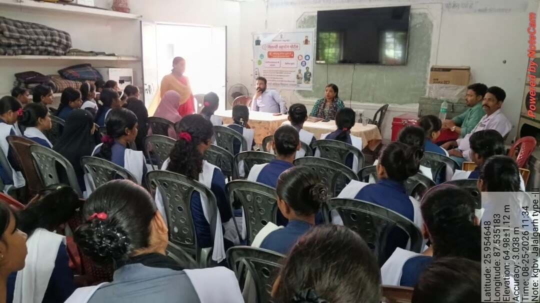 समाहरणालय पूर्णिया,
जनसंपर्क कार्यालय,
प्रेस विज्ञप्ति:-1195,
दिनांक-25.08.2026,
==================
जिला पदाधिकारी श्री अंशुल कुमार भा०प्र०से० के दिशा-निर्देश एवं मार्गदर्शन में संबंधित अधिकारियों द्वारा निर्धारित कार्यक्रम के अनुरूप
जिला अंतर्गत सभी सरकारी शैक्षणिक संस्थानों में विद्यार्थी सहयोग शिविर का आयोजन किया गया।
इसी क्रम कस्तूरबा गांधी बालिका विद्यालय जलालगढ़ टाइप-III में विद्यार्थी सहयोग शिविर का आयोजन प्रखंड विकास पदाधिकारी सह नोडल पदाधिकारी जलालगढ़ की अध्यक्षता में विद्यार्थी सहयोग शिविर का आयोजन किया गया।
शिविर के दौरान सर्वप्रथम कक्षा 9 से 12 तक की छात्राओं को विद्यार्थी सहयोग शिविर के उद्देश्य, उपलब्ध सुविधाओं तथा आवेदन के विभिन्न प्रकार एवं आवेदन करने की प्रक्रिया के संबंध में विस्तृत जानकारी दी गई।
इसके बाद छात्राओं से उनके भविष्य के लक्ष्य एवं आकांक्षाओं के बारे में जानकारी ली गई।
छात्राओं ने आईएएस, आईपीएस, डॉक्टर, न्यायाधीश सहित विभिन्न क्षेत्रों में अपना भविष्य बनाने की इच्छा व्यक्त की।
नोडल पदाधिकारी द्वारा छात्राओं को उनके रुचि एवं लक्ष्य के अनुरूप संबंधित प्रतियोगी परीक्षाओं तथा उनकी तैयारी के संबंध में आवश्यक जानकारी दी गई और करियर काउंसलिंग की गई।
इसके पश्चात् कक्षा 6 से 8 तक की छात्राओं के साथ भी इसी प्रकार संवाद कर उन्हें विद्यार्थी सहयोग शिविर एवं आवेदन प्रक्रिया के संबंध में जानकारी दी गई तथा उनके भविष्य के लक्ष्य को लेकर आवश्यक मार्गदर्शन प्रदान किया गया।
शिविर में सभी छात्राओं को अपनी समस्या अथवा कठिनाई के संबंध में लिखित आवेदन देने हेतु निर्देशित किया गया। कुछ छात्राओं द्वारा अपनी समस्याओं से संबंधित लिखित आवेदन भी दिया गया। प्राप्त आवेदनों एवं शिकायतों का नियमानुसार निष्पादन करने का निर्देश प्राचार्य, कस्तूरबा गांधी बालिका विद्यालय, जलालगढ़ टाइप-III को दिया गया।
साथ ही, शिविर में प्राप्त सभी आवेदनों को नियमानुसार विद्यार्थी सहयोग शिविर के सहयोग पोर्टल पर अपलोड करने हेतु निर्देशित किया गया।
शिविर का उद्देश्य छात्राओं की समस्याओं का समाधान करने के साथ-साथ उन्हें उनके भविष्य के लक्ष्य के प्रति जागरूक करना एवं उचित मार्गदर्शन प्रदान करना है।