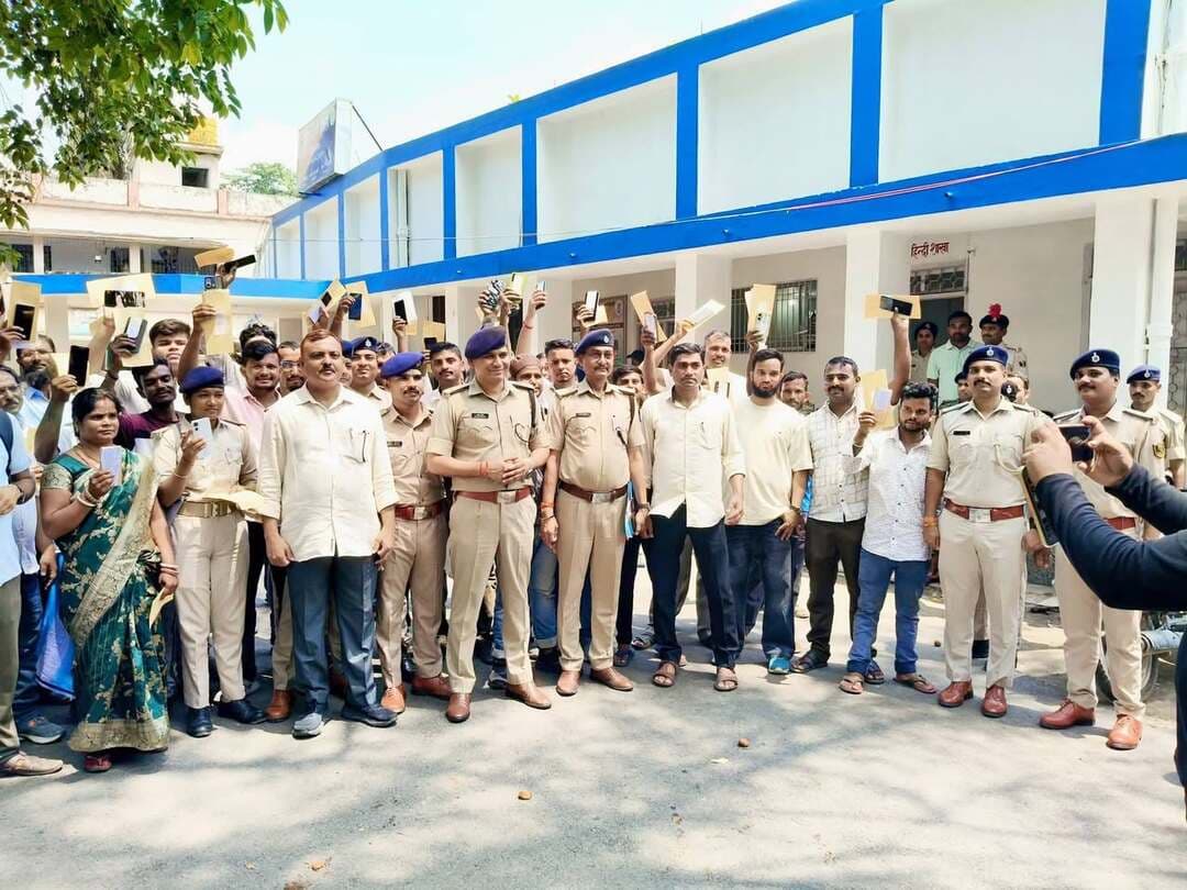 किशनगंज पुलिस लौटा रही लोगों के चेहरे पर मुस्कान।
"ऑपरेशन मुस्कान" के तहत पुलिस अधीक्षक किशनगंज के द्वारा किशनगंज जिला में विशेष अभियान चलाकर लोगों का खोया हुआ कुल 51 मोबाईल फोन को किया गया बरामद ।
बिहार पुलिस मुख्यालय द्वारा लगातार चलाया जा रहा है "ऑपरेशन मुस्कान"। पूर्व में भी अनेकों मोबाईल बरामद कर वास्तविक धारकों को वापस किया गया।
पुलिस अधीक्षक किशनगंज के द्वारा जिला में खोया/गुमशुदा / चोरी के मोबाईल बरामदगी के लिये सभी थाना के अपर थानाध्यक्ष एवं जिला आसूचना इकाई का टीम गठन कर विशेष अभियान चलाया जा रहा है।
किशनगंज जिला के 11 थाना क्षेत्र से Poco, Redmi, Realme, Tecno, लगभग 13 लाख 50 हजार का मूल्य One plus, Vivo, Oppo, Samsung Galaxy, Iqoo, Motorola, Al Nova आदि कंपनियों का का मोबाईल फोन किया गया बारामद।
