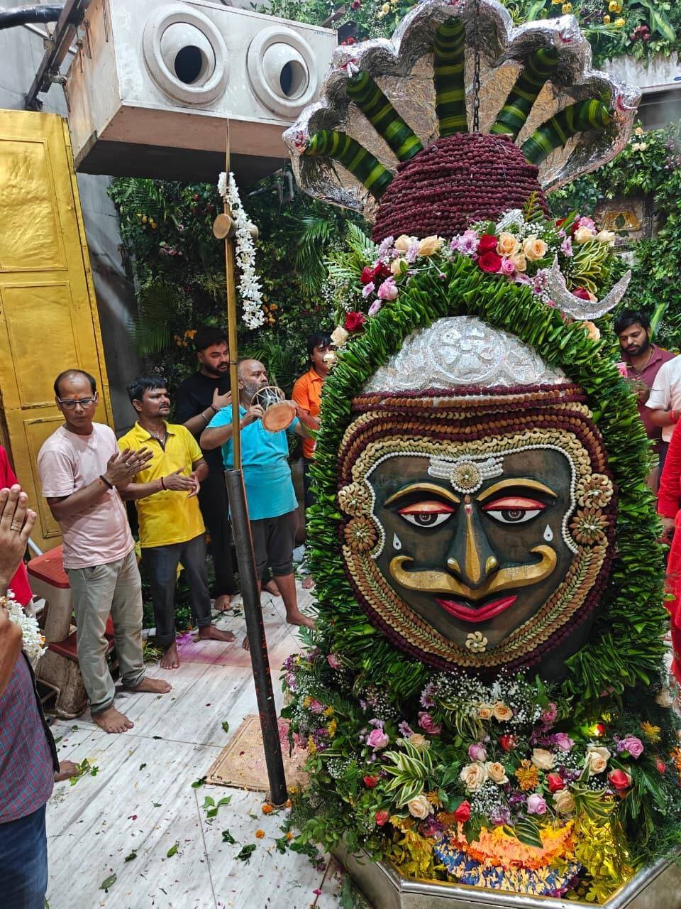 #babagaribnathdham #biharkadeoghar #bihar #muzaffarpur
चतुर्थ सोमवारी पर बाबा गरीबनाथ का पान के पत्ते, रुद्राक्ष और सुगंधित फूलों से भव्य महाकाल स्वरूप महासृंगार किया गया।
महासृंगार के बाद बाबा के दिव्य स्वरूप के दर्शन के लिए मंदिर में श्रद्धालुओं की भीड़ उमड़ पड़ी और पूरा परिसर हर-हर महादेव के जयघोष से गूंज उठा।