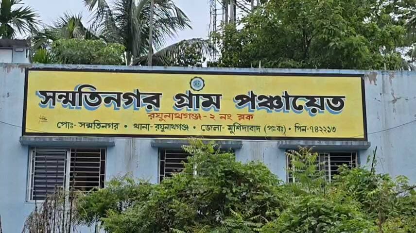 আজ অনাস্থা বিধানসভার চিফ হুইপ তথা ঋতব্রত তৃণমূল কংগ্রেসের ক্যাশিয়ার, প্রাক্তন মন্ত্রী আখরুজ্জামানের নিজের অঞ্চল সম্মতিনগরে।