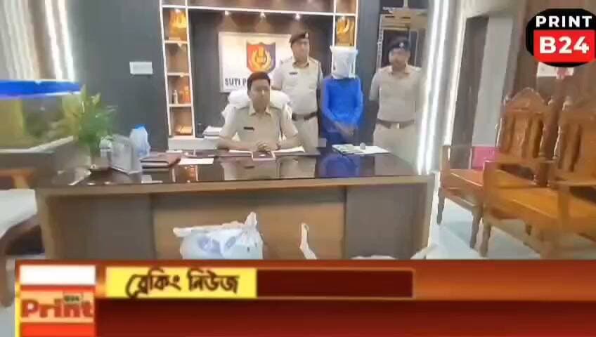 সুতিতে ৭১২ বোতল ফেনসিডিল উদ্ধার, টোটোসহ যুবক গ্রেপ্তার।
