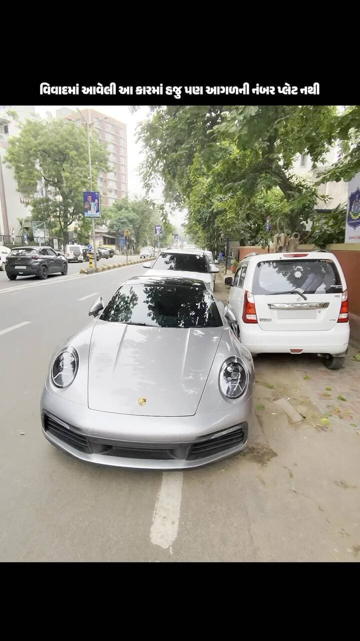 આ એ જ કાર છે જે થોડા સમય પહેલાં ઓવરસ્પીડિંગને કારણે ભારે ચર્ચામાં આવી હતી. હવે આશ્ચર્યની વાત એ છે કે આટલા વિવાદ પછી પણ આ કારમાં આગળ નંબર પ્લેટ લગાવવામાં આવી નથી
(Porsche in Ahmedabad, Over Speeding, Number Plate, Arkan Tirmizi)