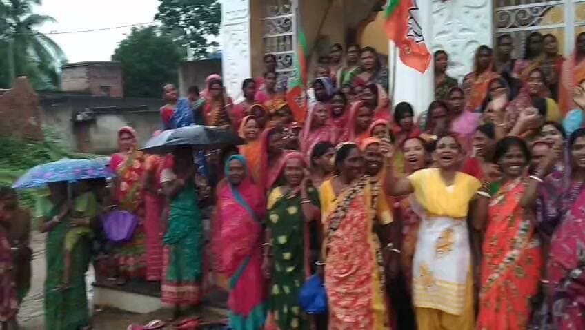 জয়পুর বিধান সভার আড়শা ব্লকের রাঙ্গামাটি বুথ নং ২৫৮ ও ২৫৯) গ্রামে অন্নপূর্ণার যোজনার উপভোক্তারা দেশের প্রধানমন্ত্রী নরেন্দ্র মোদি ও রাজ্যের মুখ্যমন্ত্রী শুভেন্দু অধিকারী কে ধন্যবাদ জানিয়ে মিছিল।