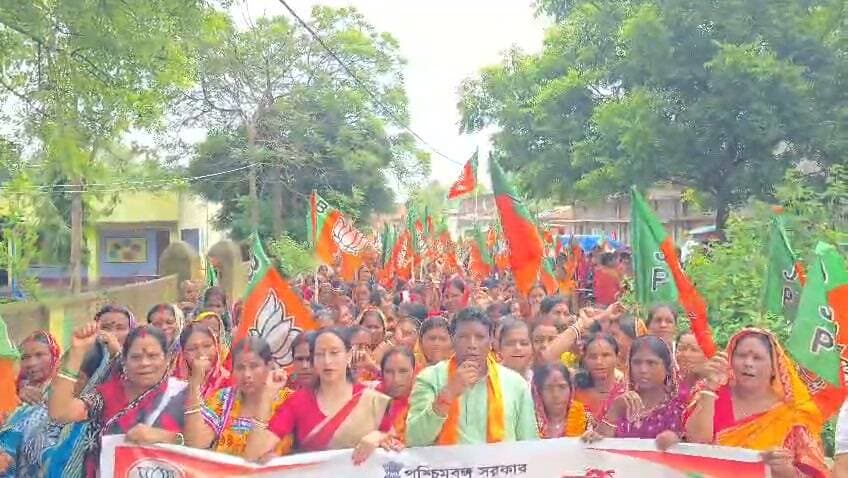 অন্নপূর্ণার ৩ হাজার টাকা পেয়ে পাটঝালদায় মহিলাদের ‘ধন্যবাদ’ মিছিল। উপস্থিত জেলা সভাপতি বিজেপি।