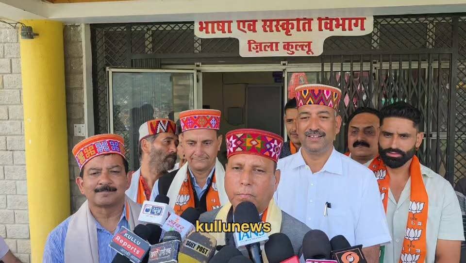 आज 2027 को लेकर भाजपा का कार्यक्रम जो कुल्लू जिला के देव सदन मे रखा गया जिसमें की कुल्लू जिला के सभी भाजपा पदाधिकारी इस कार्यक्रम में उपस्थित थे और आज 2027 के चुनावो को मध्य नजर रखते हुए कार्यकर्ताओं को दिए मूल मंत्र :-प्रदेश प्रकोष्ठ संयोजक पुरुषोत्तम गुलेरिया