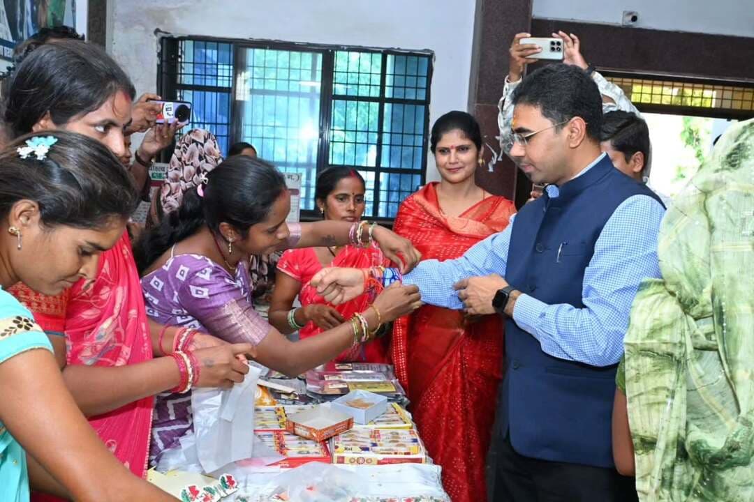 बिहान दीदियों ने धान, चावल और स्थानीय बीजों से तैयार की आकर्षक व पर्यावरण हितैषी राखियां।
कलेक्टर श्री कुलदीप शर्मा सहित अधिकारियों को बिहान दीदियों ने पहनाई बीज राखी, आत्मनिर्भरता और पर्यावरण संरक्षण का दिया सुंदर संदेश।
#balodabazar
#रक्षाबंधन
#बिहान_दीदी
#महिला_सशक्तिकरण