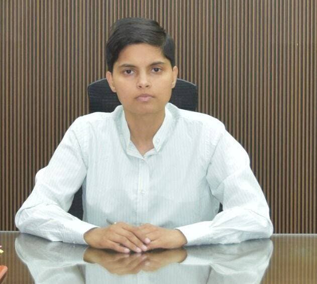 यमुनानगर....उपायुक्त प्रीति ने बताया कि सामाजिक न्याय एवं अधिकारिता, अनुसूचित जातियां एवं पिछड़े वर्ग कल्याण विभाग, अंत्योदय हरियाणा द्वारा डॉ. बीआर अंबेडकर मेधावी संशोधित छात्रवृति योजना के के अंतर्गत वर्ष 2026-2027 के लिए सभी जातियों/वर्गों के विद्यार्थियों से 17 अगस्त से 30 नवम्बर 2026 तक सरल हरियाणा साइट पर ऑनलाइन आवेदन प्राप्त किए जा रहे हैं।
उपायुक्त बताया कि डॉ. बीआर अंबेडकर मेधावी संशोधित छात्रवृति योजना के तहत अनुसूचित जाति के 10वीं कक्षा में शहरी क्षेत्र में 70 प्रतिशत व ग्रामीण क्षेत्र में 60 प्रतिशत अंक प्राप्त करने वाले विद्यार्थियों को 11वीं व सभी डिप्लोमा/सर्टीफिकेट कोर्स के प्रथम वर्ष में दाखिला लेने पर 8000 रुपये तथा 12वीं कक्षा में शहरी क्षेत्र में 75 प्रतिशत व ग्रामीण क्षेत्र में 70 प्रतिशत अंक प्राप्त करने वाले विद्यार्थी को स्नातक का प्रथम वर्ष आर्ट्स/कॉमर्स/साइंस/व सभी डिप्लोमा/सर्टिफिकेट कोर्स के प्रथम वर्ष में दाखिला लेने के लिए 8000 रुपये, इंजीनियरिंग, तकनीकी व व्यावसायिक कोर्सिस के लिए 9000 रुपये तथा तथा चिकित्सा व चिकित्सा अलाइड के लिए 10000 रुपये प्रदान किए जाते हैं। उन्होंने बताया कि ग्रेजुएशन में शहरी क्षेत्र में 65 प्रतिशत व ग्रामीण क्षेत्र में 70 प्रतिशत अंक प्राप्त करने वाले विद्यार्थी को पोस्ट ग्रेजुएशन का प्रथम वर्ष प्रथम वर्ष आर्ट्स/कॉमर्स/साईंस/ में दाखिला लेने के लिए 9000 रूपये, इंजीनियरिंग, तकनीकी व व्यावसायिक कोर्सिस के लिए 11000 रूपये तथा चिकित्सा व चिकित्सा अलाइड के लिए 12000 रूपये प्रदान किए जाते हैं।