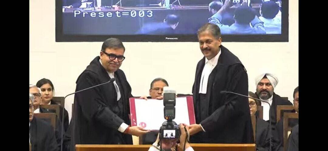 यमुनानगर के सुनीश बिंदलिश बने पंजाब एवं हरियाणा हाईकोर्ट के अतिरिक्त न्यायाधीश
यमुनानगर से निकलकर कानून के क्षेत्र में बनाई पहचान, अब न्यायपालिका में मिली बड़ी जिम्मेदारी*
यमुनानगर, 25 अगस्त-जिलावासियों के लिए गर्व और हर्ष का विषय है कि यमुनानगर से गहरे पारिवारिक संबंध रखने वाले वरिष्ठ अधिवक्ता सुनीश बिंदलिश को पंजाब एवं हरियाणा हाईकोर्ट का अतिरिक्त न्यायाधीश नियुक्त किया गया है। केंद्र सरकार ने 20 अगस्त को उनकी नियुक्ति की अधिसूचना जारी की।
सुनीश बिंदलिश का परिवार मूल रूप से यमुनानगर से जुड़ा रहा है और शहर के सामाजिक एवं व्यावसायिक जीवन में बिंदलिश परिवार की एक पुरानी पहचान रही है। उनके दादा स्वर्गीय श्री मदन गोपाल गुप्ता कैथल से यमुनानगर आए थे और वर्ष 1960 के दशक में यहां कोका-कोला के व्यवसाय से जुड़े। इसके साथ ही उन्होंने साबुन निर्माण, पशु आहार तथा प्लाईवुड जैसे विभिन्न व्यवसायों में अपनी पहचान बनाई। यही परिवार आगे चलकर शिक्षा के क्षेत्र में भी सक्रिय हुआ और यमुनानगर में अद्वितीय स्कूल की स्थापना के माध्यम से आधुनिक, प्रगतिशील और वैकल्पिक शिक्षा की दिशा में कदम बढ़ाया।
सुनीश बिंदलिश के पिता वरिष्ठ अधिवक्ता रविंदर बिंदलिश ने 1970 के दशक में चंडीगढ़ को अपनी कर्मभूमि बनाया। आयकर कानून के क्षेत्र में उन्होंने विशेष पहचान बनाई और चंडीगढ़ के प्रतिष्ठित अधिवक्ताओं में उनका नाम लिया जाता था। उन्होंने अपनी कानूनी यात्रा में अपीलीय स्तर तक महत्वपूर्ण मुकदमों की पैरवी की। पिता से मिली कानूनी विरासत को सुनीश बिंदलिश ने आगे बढ़ाया। उन्होंने *सिम्बायोसिस विश्वविद्यालय पुणे से कानून की शिक्षा प्राप्त की और पंजाब एवं हरियाणा हाईकोर्ट में लंबे समय तक अपनी प्रभावशाली वकालत के लिए जाने गए। वे जीएसटी के वरिष्ठ स्टैंडिंग काउंसिल रहे हैं और हाईकोर्ट में वरिष्ठ अधिवक्ता के रूप में भी कार्य किया। हाईकोर्ट के रिकॉर्ड में भी वे लंबे समय से विभिन्न संवैधानिक, कराधान और अन्य महत्वपूर्ण मामलों में अधिवक्ता के रूप में दर्ज रहे हैं।
हालांकि सुनीश बिंदलिश ने अपनी पेशेवर जिंदगी चंडीगढ़ में बनाई, लेकिन यमुनानगर से उनका भावनात्मक रिश्ता आज भी उतना ही गहरा है। बचपन की अनेक स्मृतियां इस शहर से जुड़ी हैं और वे अक्सर यमुनानगर को अपने दिल के सबसे करीब बताते हैं। यमुनानगर की गलियों, परिवार और बचपन की यादों से लेकर पंजाब एवं हरियाणा हाईकोर्ट की न्यायिक बेंच तक का यह सफर शहर के लिए भी गर्व की कहानी है। एक ऐसे परिवार की तीसरी पीढ़ी, जिसकी जड़ें यमुनानगर में हैं, अब न्याय के मंदिर में महत्वपूर्ण जिम्मेदारी संभालने जा रही है।