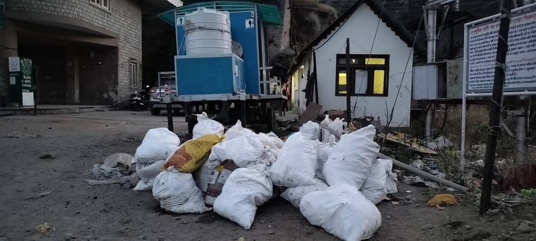 केलांग बस स्टैंड के पास स्वच्छता व्यवस्था की खुली पोल
स्वच्छता अभियान के कुछ ही दिनों बाद फिर पसरी गंदगी, पर्यटकों के सामने व्यवस्था पर उठे सवाल
केलांग (लाहौल-स्पीति)
जिला मुख्यालय केलांग के बस स्टैंड के समीप स्वच्छता व्यवस्था की स्थिति एक बार फिर सवालों के घेरे में है। लेह-लद्दाख और लाहौल-स्पीति की ओर आने-जाने वाले देश-दुनिया के पर्यटकों के लिए केलांग एक प्रमुख पड़ाव है। ऐसे में बस स्टैंड के आसपास पसरी गंदगी क्षेत्र की व्यवस्था की तस्वीर पर्यटकों के सामने पेश कर रही है।
गौर करने वाली बात यह है कि राज्य स्तरीय जनजातीय उत्सव से ठीक पहले 13 अगस्त को उपायुक्त की अगुवाई में केलांग बस स्टैंड से मुख्य बाजार तक विशेष स्वच्छता अभियान चलाया गया था। अभियान के दौरान सड़क किनारे और सार्वजनिक स्थानों से कूड़ा-कचरा हटाया गया था।
लेकिन अभियान के कुछ ही दिनों बाद बस स्टैंड के आसपास फिर से गंदगी दिखाई देना नियमित स्वच्छता व्यवस्था और निगरानी पर सवाल खड़े करता है। यदि विशेष अभियान चलाने के बाद भी सार्वजनिक स्थानों पर कूड़ा जमा हो रहा है तो सवाल उठना स्वाभाविक है कि नियमित सफाई व्यवस्था कितनी प्रभावी है।
बस स्टैंड केलांग पहुंचने वाले यात्रियों और पर्यटकों के लिए महत्वपूर्ण स्थान है। यहां गंदगी का आलम न केवल स्थानीय स्वच्छता व्यवस्था की पोल खोलता है, बल्कि बाहर से आने वाले पर्यटकों के बीच क्षेत्र की छवि को भी प्रभावित कर सकता है।
स्थानीय लोगों का कहना है कि स्वच्छता अभियान केवल किसी आयोजन या निरीक्षण के दौरान चलाने तक सीमित नहीं रहना चाहिए। बस स्टैंड के आसपास नियमित सफाई, पर्याप्त कूड़ेदान और समय पर कचरा उठाने की व्यवस्था सुनिश्चित की जानी चाहिए।
अब देखना यह है कि संबंधित विभाग और प्रशासन बस स्टैंड के आसपास की स्वच्छता व्यवस्था को लेकर क्या स्थायी कदम उठाते हैं।