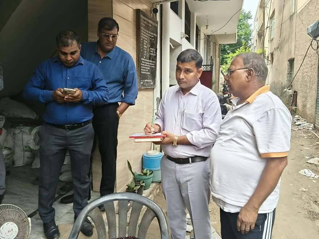 *मुख्यमंत्री उडन दस्ता फरीदाबाद द्वारा गांव अजरौंदा के राशन डिपो का औचक निरीक्षण करने पर एक राशन डिपो के स्टॉक में करीब 415 किवंटल गेंहू, 3800 लीटर सरसों तेल, 121 किवंटल बाजरा व 2 किवंटल चीनी पाई गई कम राशन डिपो धारक के विरुद्ध दर्ज कराई जा रही है FIR
Aonenews अरविन्द बक्शी
आज दिनांक 25.08.2026 को मुख्यमंत्री उडन दस्ता फरीदाबाद को गुप्त सूचना प्राप्त हुई कि गांव अजरौंदा के राशन डिपो धारक प्रेम सिंह व सुमित द्वारा सरकारी राशन वितरण में अनियमितता बरती जा रही है। यदि अचानक चेकिंग की जाए तो काफी मात्रा में स्टॉक कम या ज्यादा मिलेगा क्योंकि राशन डिपो धारकों द्वारा सरकारी राशन की कालाबाजारी की जाती है
इस सूचना के सम्बंध में मुख्यमंत्री उडन दस्ता फरीदाबाद टीम द्वारा DFSC फरीदाबाद कार्यालय टीम के साथ गांव अजरौंदा में राधा स्वामी सत्संग सेंटर के नजदीक प्रेम सिंह व सुमित के राशन डिपो का निरीक्षण किया गया। निरीक्षण पर प्रेम सिंह को अलॉट FS ID अनुसार मशीन में ऑनलाइन स्टॉक अनुसार गेंहू 4 किलोग्राम, चीनी 434 किलोग्राम व सरसों तेल 7 लीटर होना चाहिये था। उसका भौतिक निरीक्षण से मिलान किया गया। जो ठीक पाया गया। मौका पर कोई अनियमितताए सामने नही आई।
संयुक्त टीम द्वारा साथ बने कमरों में सुमित के राशन डिपो का औचक निरीक्षण किया गया। सुमित को मौका पर बुलाया गया लेकिन बार बार सम्पर्क करने के बाद भी सुमित हाजिर नही आया व राशन डिपो का निरीक्षण प्रेम सिंह राशन डिपो धारक व सुमित के मकान मालिक की हाजरी में किया गया। निरीक्षण करने पर ऑनलाइन स्टॉक अनुसार गेंहू 551 किवंटल, चीनी 2 किवंटल, सरसों तेल 3805 लीटर व बाजरा 121 किवंटल होना चाहिए था।
लेकिन भौतिक निरीक्षण करने पर गेहूं 415 किवंटल, सरसों तेल 3805 लीटर, चीनी 2 किवंटल व बाजरा 121 किवंटल कम पाया गया। पूछताछ पर पाया गया कि सुमित द्वारा सरकारी राशन को पिछले एक माह से इसी स्थान पर रखकर वितरित किया जाता है। लेकिन असल कार्ड धारकों को राशन वितरित ना करके सरकारी राशन की कालाबाजारी करने की नीयत से सरकारी राशन को बेचना पाया गया है। इस प्रकार स्टॉक अनुसार सरकारी राशन मौका पर ना मिलने पर श्री रूप चंद खाद्य निरीक्षक की शिकायत पर सुमित राशन डिपो धारक के खिलाफ थाना सेंट्रल फरीदाबाद में अभियोग अंकित किया जा रहा है।