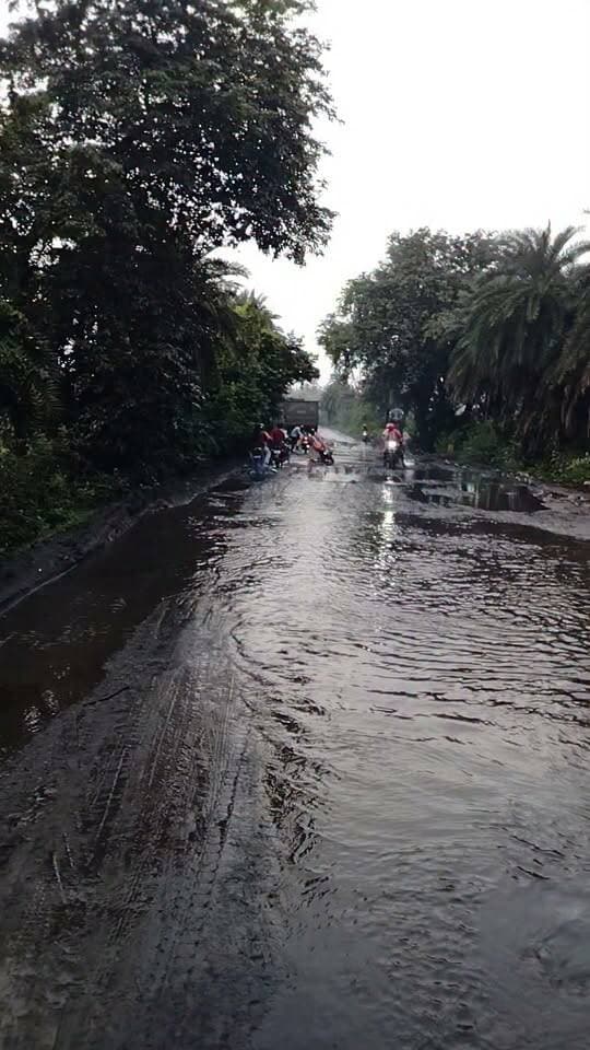 हल्की बारिश में कीचड़ में तब्दील हुई सिमरा-मोहनपुर सड़क, राहगीरों की बढ़ी परेशानी
गोड्डा: ईसीएल राजमहल कोल परियोजना क्षेत्र के सिमरा-मोहनपुर सड़क की स्थिति हल्की बारिश के बाद ही बदहाल हो गई है। बारिश होते ही सड़क पर जगह-जगह कीचड़ फैल जाने से राहगीरों और वाहन चालकों को भारी परेशानी का सामना करना पड़ रहा है।
सबसे अधिक परेशानी पैदल राहगीरों और दोपहिया वाहन चालकों को हो रही है। वहीं, बड़ी वाहनों के आवागमन के कारण सड़क पर कीचड़ और अधिक फैल रहा है। स्थानीय लोगों के अनुसार, सड़क की खराब स्थिति के कारण कई बार राहगीर और वाहन चालक फिसलकर दुर्घटनाग्रस्त भी हो जाते हैं।
ग्रामीणों ने संबंधित विभाग और ईसीएल प्रबंधन से सड़क की स्थिति में सुधार कराने तथा बारिश के दिनों में कीचड़ से निजात दिलाने के लिए आवश्यक कदम उठाने की मांग की है।
#Lalmatia #mahagama #गोड्डा Coal India Limited