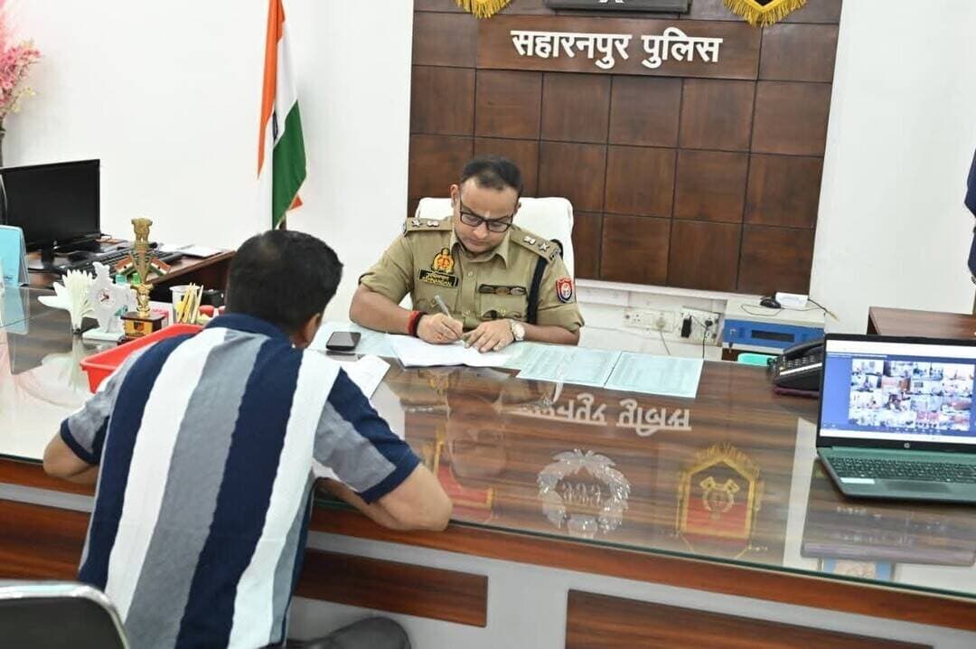 जनसुनवाई में एसएसपी ने सुनी आमजन की समस्याएं, अधिकारियों को दिए त्वरित निस्तारण के निर्देश
सहारनपुर,। पुलिस कार्यालय, सहारनपुर में वरिष्ठ पुलिस अधीक्षक द्वारा जनसुनवाई कार्यक्रम आयोजित किया गया। इस दौरान दूर-दराज क्षेत्रों से अपनी शिकायतें लेकर पहुंचे फरियादियों की समस्याओं को गंभीरता और संवेदनशीलता के साथ सुना गया।
जनसुनवाई के दौरान एसएसपी ने फरियादियों से उनकी समस्याओं की विस्तृत जानकारी ली और संबंधित अधिकारियों को प्रत्येक प्रकरण का तत्काल संज्ञान लेकर निष्पक्ष, पारदर्शी एवं समयबद्ध निस्तारण सुनिश्चित करने के निर्देश दिए।
एसएसपी ने उपस्थित नागरिकों को उनकी शिकायतों के त्वरित एवं न्यायसंगत समाधान का आश्वासन देते हुए कहा कि सहारनपुर पुलिस आमजन की सुरक्षा, सम्मान और समस्याओं के समाधान के लिए प्रतिबद्ध है।
सहारनपुर पुलिस की प्राथमिकता
जनसुनवाई • त्वरित समाधान • पारदर्शी कार्यवाही • निष्पक्ष न्याय
#SaharanpurPolice #Saharanpur #SSP #JanSunwai #PolicePublicHearing #UPPolice #UttarPradeshPolice #PublicGrievance