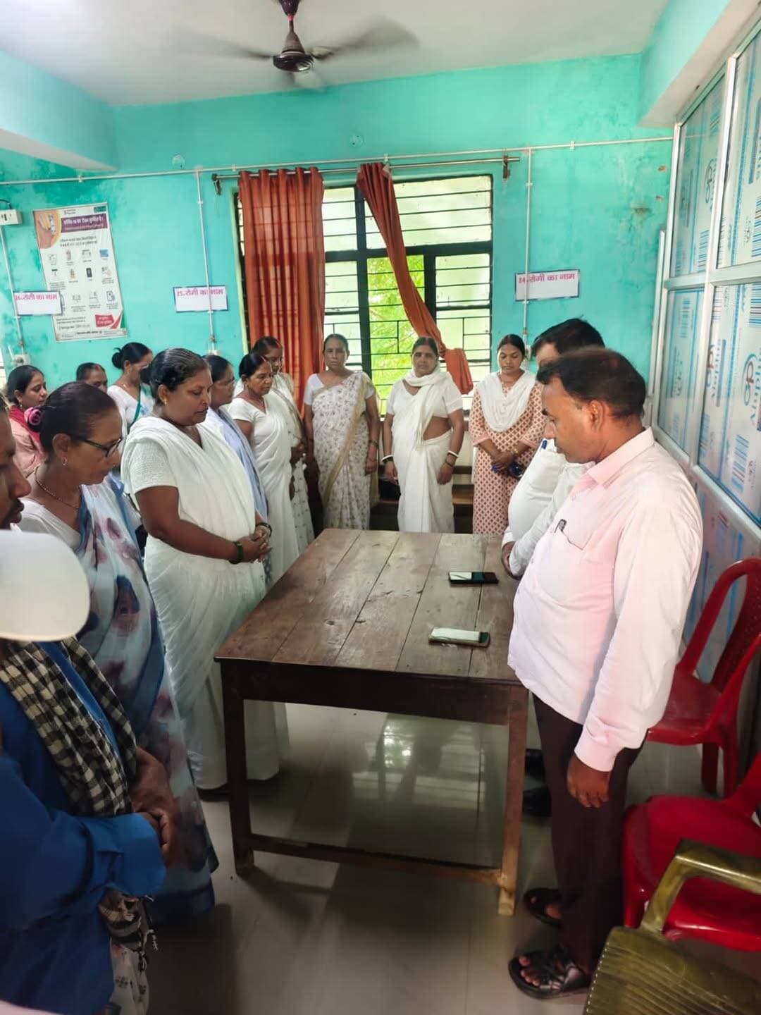 स्वास्थ्य विभाग के कोरियर सुबोध राम का निधन, CHC में शोक सभा आयोजित
औरंगाबाद जिला के मदनपुर प्रखंड के मदनपुर सामुदायिक स्वास्थ्य केंद्र में कोरियर के पद पर कार्यरत सुबोध राम (50 वर्ष) का हृदय गति रुक जाने से आकस्मिक निधन हो गया। वे तेलडीहा गांव निवासी स्व. देवबरन राम के पुत्र थे।उनके निधन से स्वास्थ्य विभाग में शोक की लहर दौड़ गई है। सामुदायिक स्वास्थ्य केंद्र परिसर में एक शोक सभा का आयोजन किया गया। अध्यक्षता प्रखंड स्वास्थ्य प्रबंधक ललन प्रसाद सिंह ने की।शोक सभा में सबसे पहले दिवंगत सुबोध राम की तस्वीर पर पुष्पांजलि अर्पित की गई। इसके बाद सभी कर्मियों ने खड़े होकर दो मिनट का मौन धारण कर दिवंगत आत्मा की शांति के लिए प्रार्थना की।संघ के प्रखंड अध्यक्ष बृजनंदन सिंह ने कहा कि मृतक सुबोध राम पिछले 20 वर्षों से अधिक समय से कोरियर के पद पर कर्तव्यनिष्ठा और ईमानदारी से कार्य कर रहे थे। कुछ दिनों से बीमार चल रहे थे, इलाज के दौरान हार्ट अटैक से उनकी मौत हो गई। वे अपने पीछे पत्नी और चार बच्चों को छोड़ गए हैं।परिजनों ने सरकार से मांग की है कि मृतक के आश्रितों में से एक को सरकारी नौकरी और दस लाख रुपए मुआवजा दिया जाए।इस दौरान संजय कुमार स्नेही, राजेश कुमार ठाकुर, अमरेश कुमार, सरोज कुमार पासवान, प्रमोद पासवान, उपेंद्र प्रसाद, सरोज सिंह सहित सभी स्वास्थ्य कर्मी मौजूद थे।