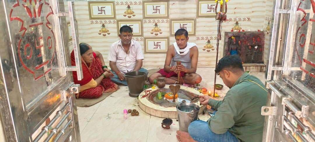 बेरी भुरहा धाम के प्राचीन शिव मंदिर में भव्य रुद्राभिषेक, क्षेत्र की सुख-शांति के लिए हुई प्रार्थना
औरंगाबाद जिला के मदनपुर प्रखंड के ग्राम पंचायत बेरी के प्रसिद्ध भुरहा धाम स्थित प्राचीन शिव मंदिर में मंगलवार को भव्य रुद्राभिषेक का आयोजन किया गया। इस अवसर पर ग्राम पंचायत बेरी के पैक्स अध्यक्ष रमेश सिंह, पंचायत समिति सदस्य अभिनव कुमार उर्फ गोलू कुमार एवं पूर्व पंचायत समिति सदस्य ज्ञानती देवी के द्वारा संयुक्त रूप से भगवान भोलेनाथ का रुद्राभिषेक कराया गया। मंदिर में पंडित अरुण पाठक ने वैदिक मंत्रोच्चार के साथ भगवान शिव का दुग्ध, जल, बेलपत्र और पुष्प से अभिषेक कराया। इस दौरान पूरा मंदिर परिसर हर-हर महादेव के जयकारे से गूंज उठा।
गोलू सिंह ने बताया कि सावन माह के पावन अवसर पर क्षेत्र की सुख-शांति, समृद्धि और खुशहाली के लिए इस रुद्राभिषेक का आयोजन किया गया था। इस मौके पर सुमन शेखर सहित शिव भक्त मौजूद रहे। अंत में प्रसाद वितरण किया गया।